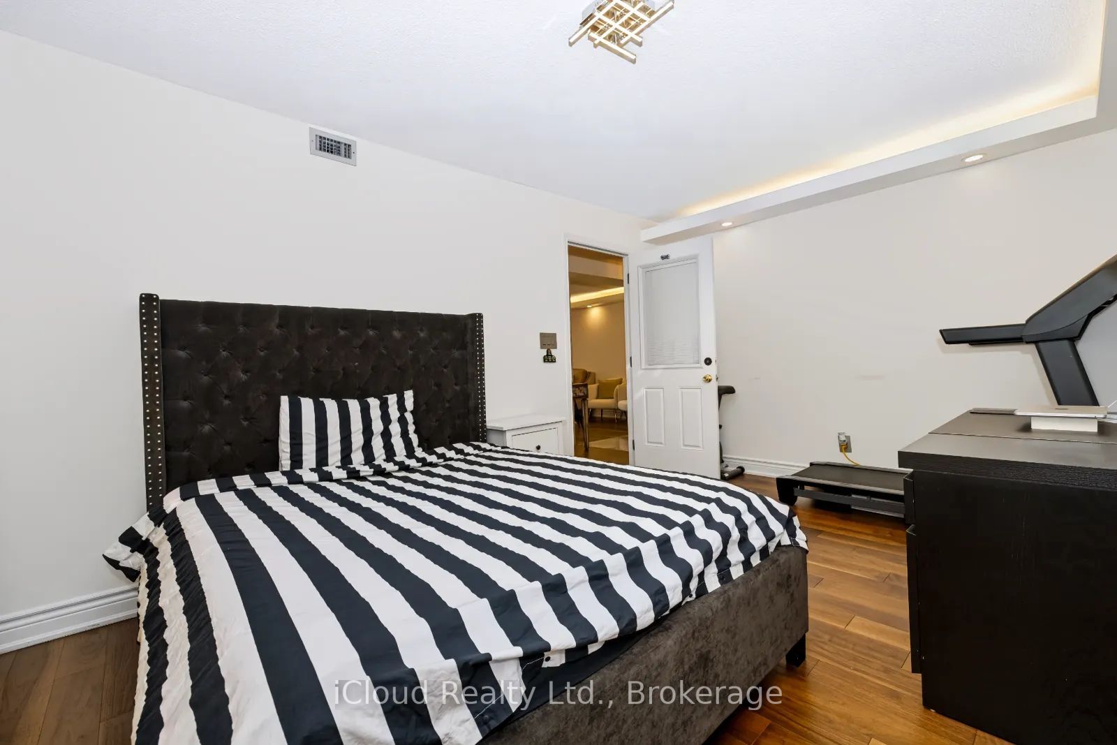 18 Hollywood Avenue 800 Property Photo 24