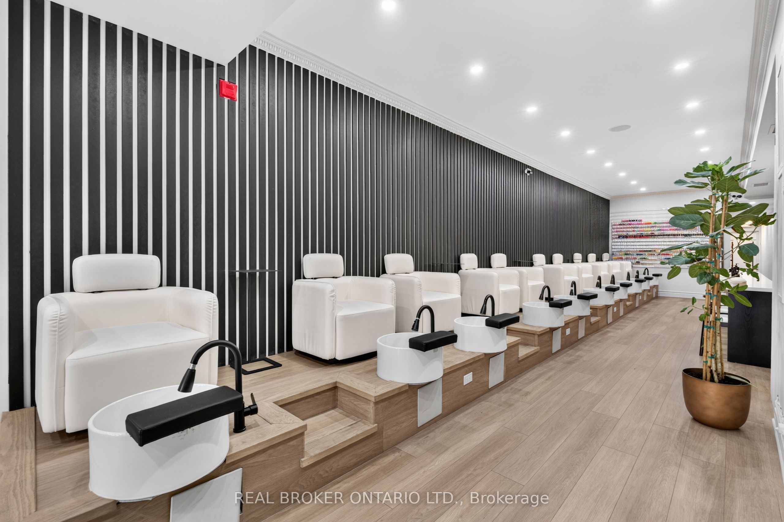 803 Dundas Street W Property Photo 1