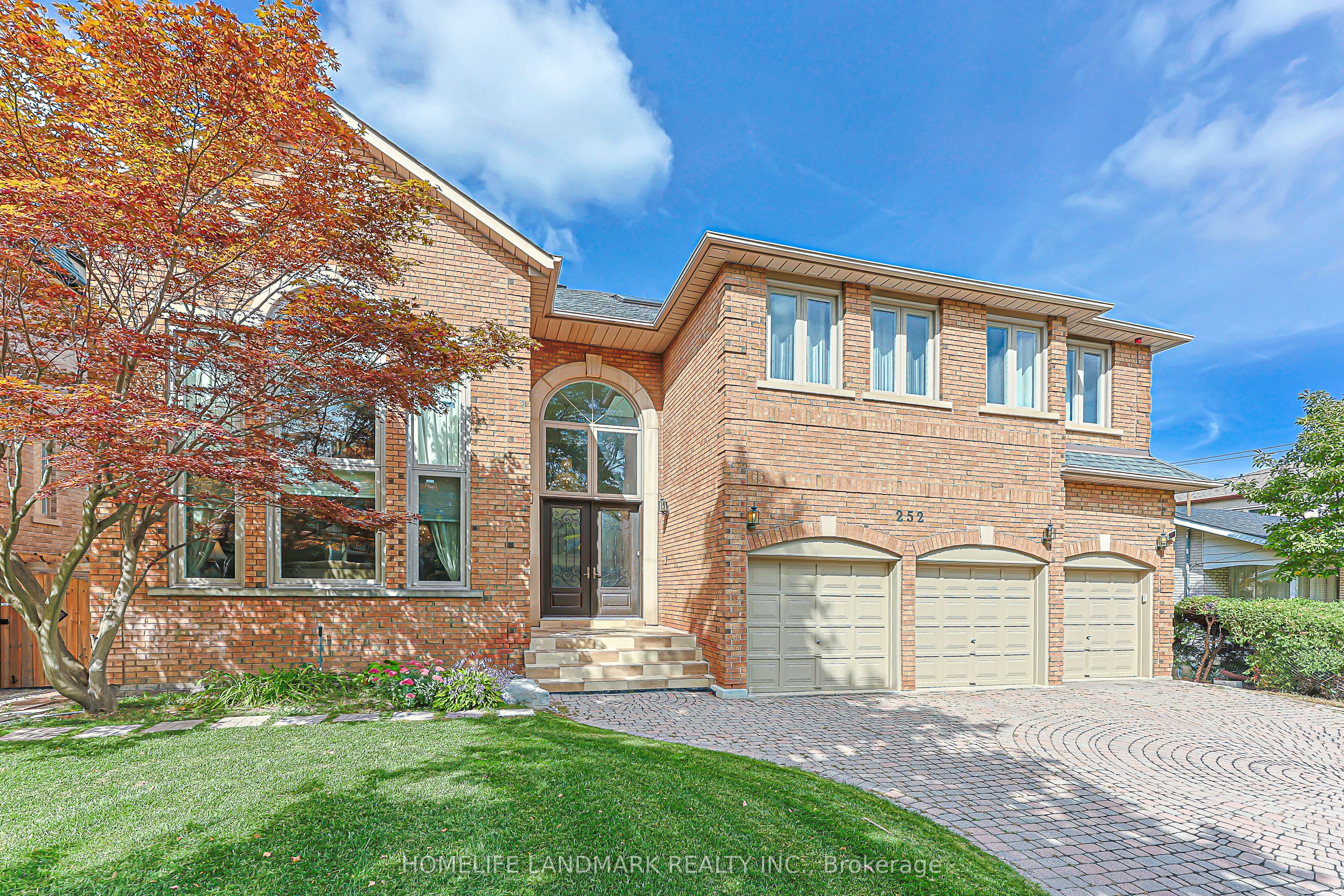 252 Dunview Avenue N Property Photo 2