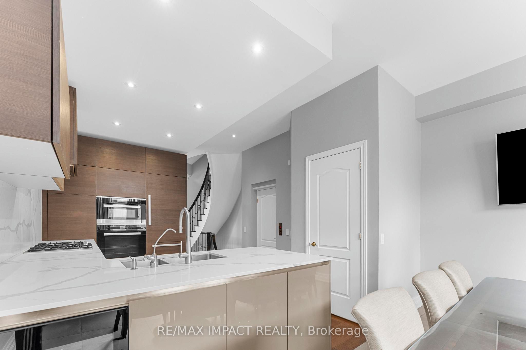 260 Russell Hill Road 13 Property Photo 12