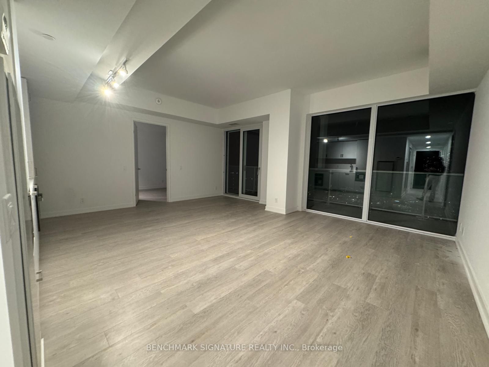 88 Queen Street E 5806 Property Photo 3
