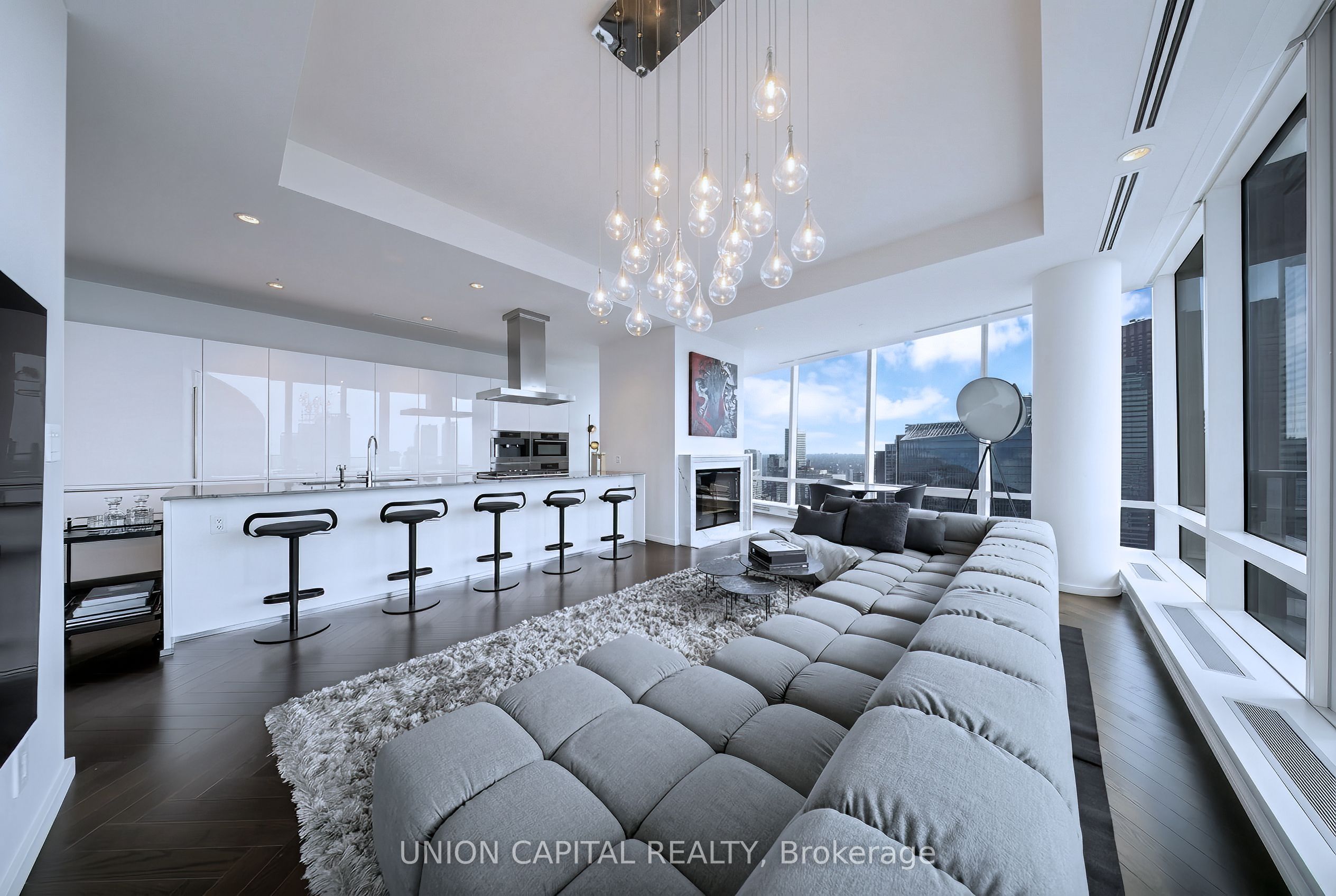 180 University Avenue 5508 Property Photo 2