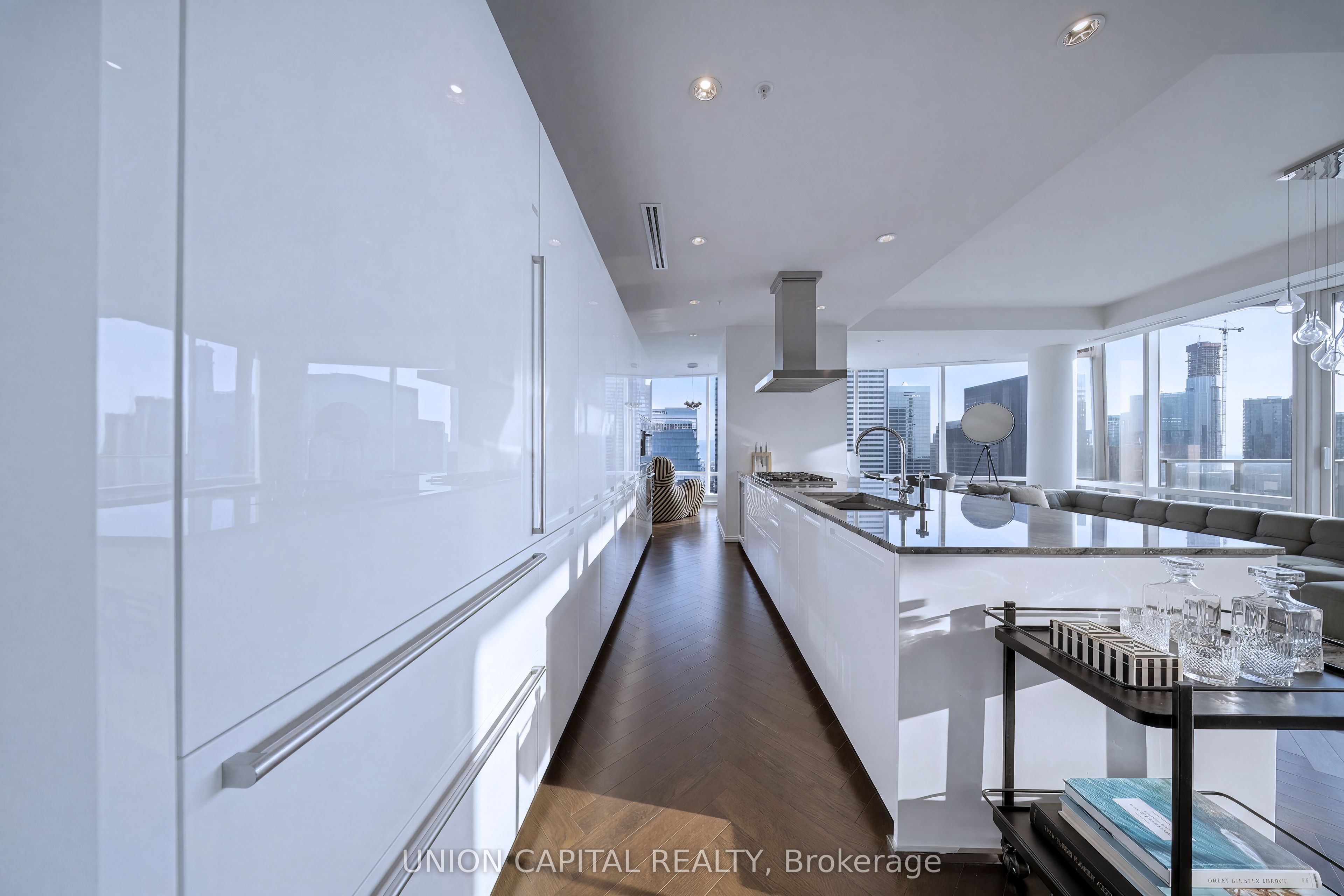 180 University Avenue 5508 Property Photo 4