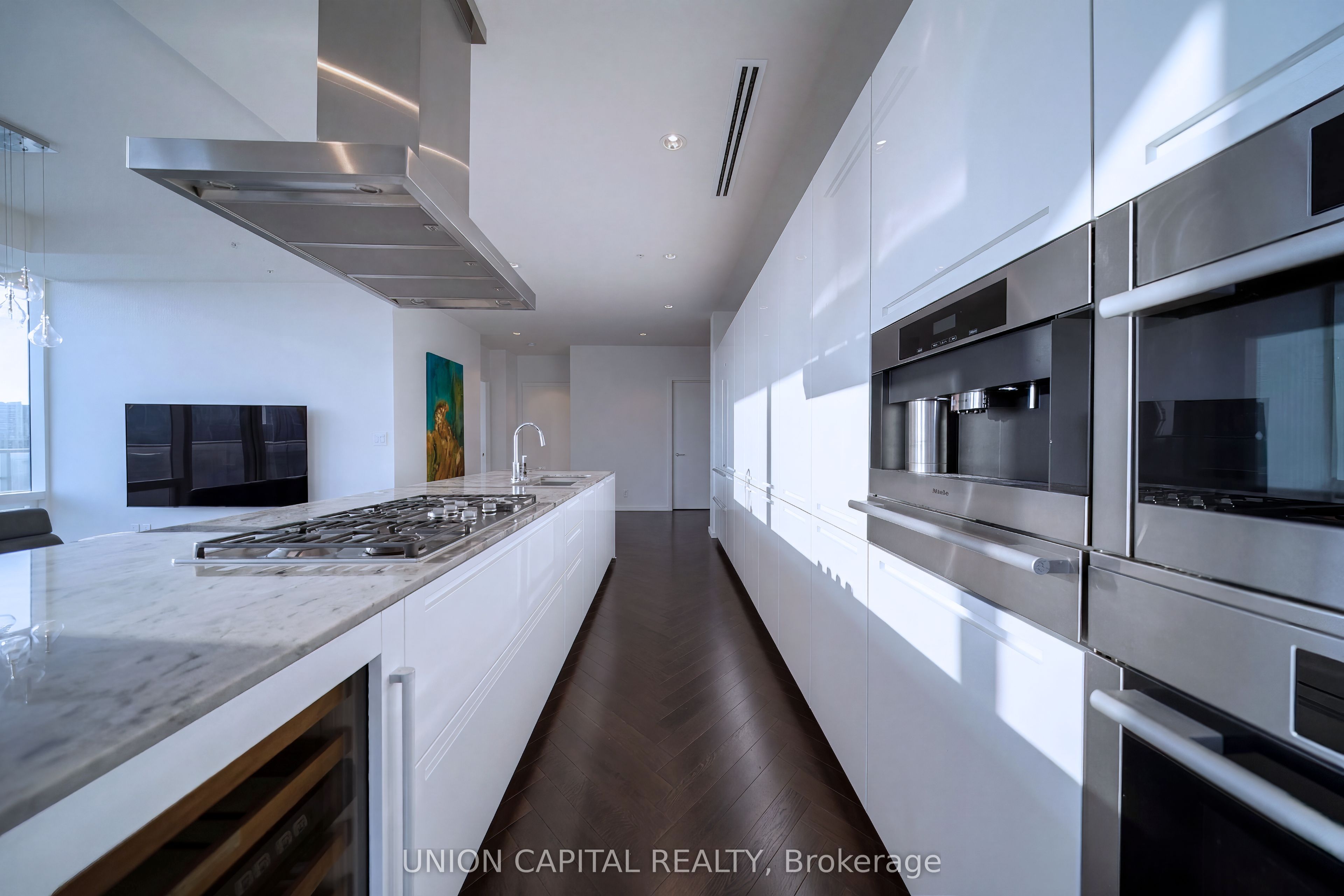 180 University Avenue 5508 Property Photo 8