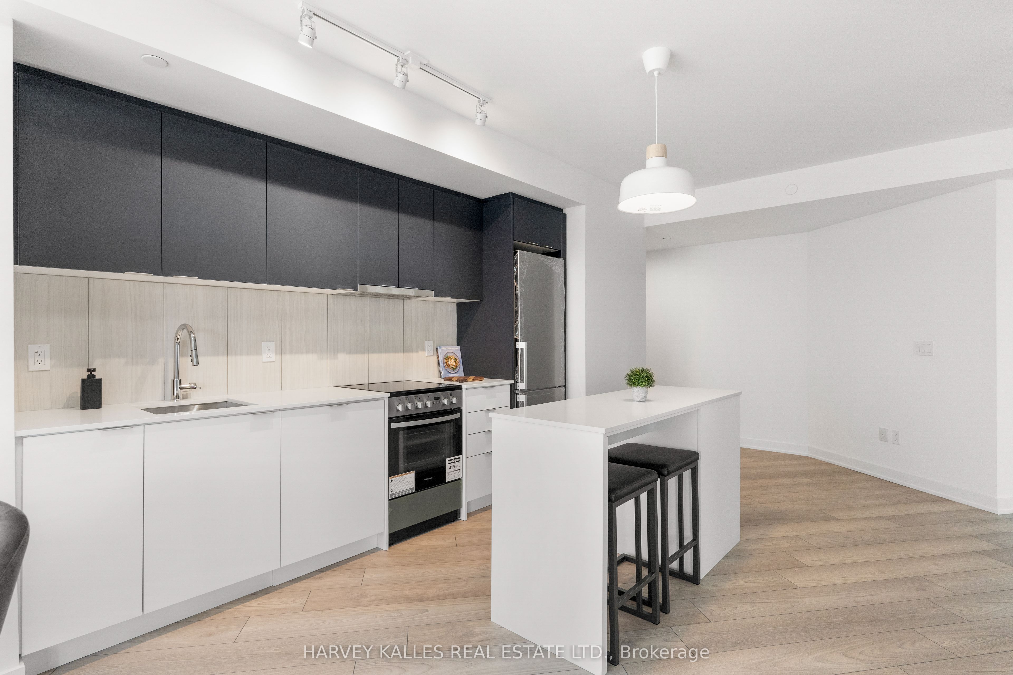 8 Tippett Road 1105 Property Photo 7