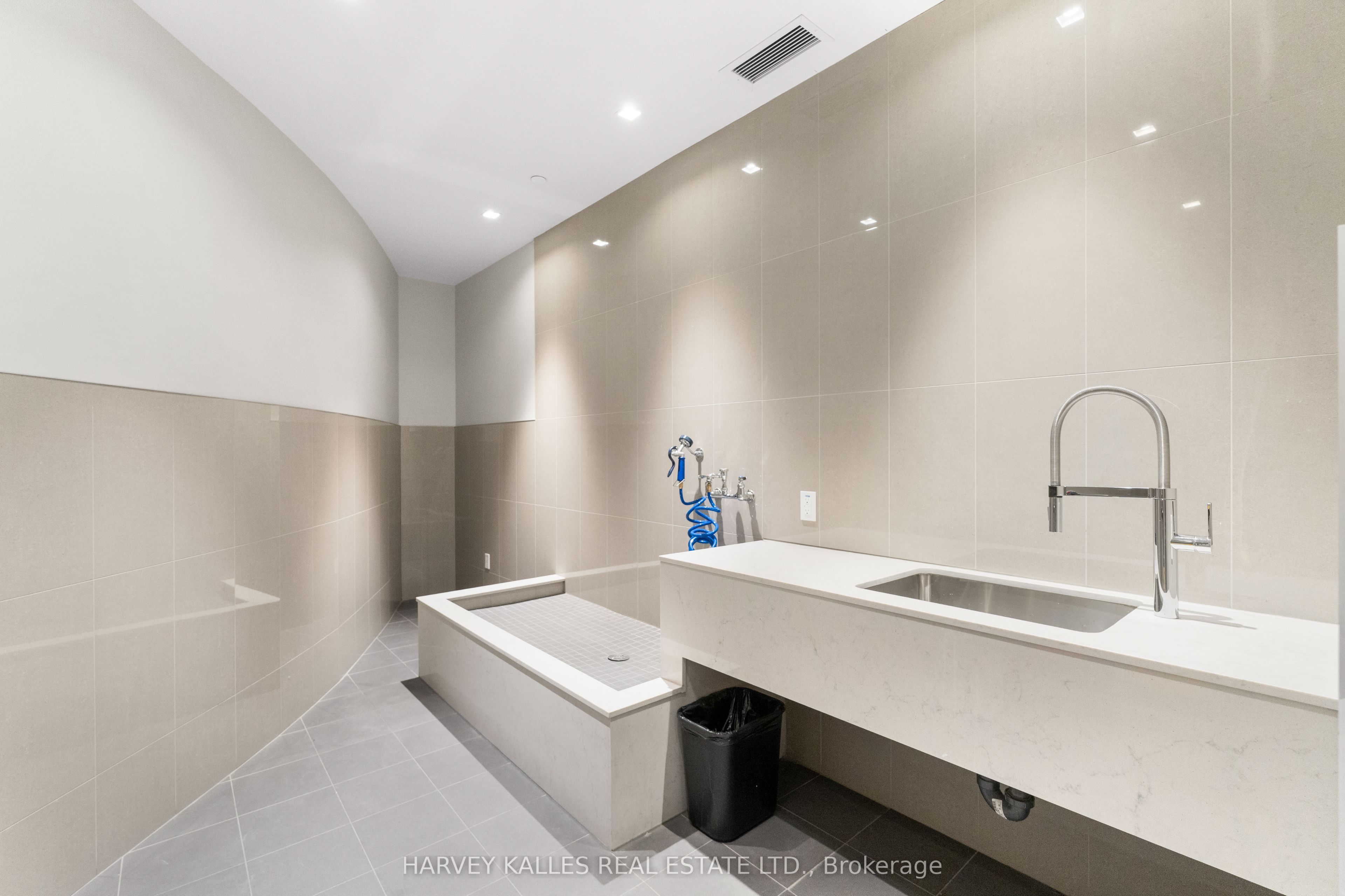 8 Tippett Road 1105 Property Photo 36