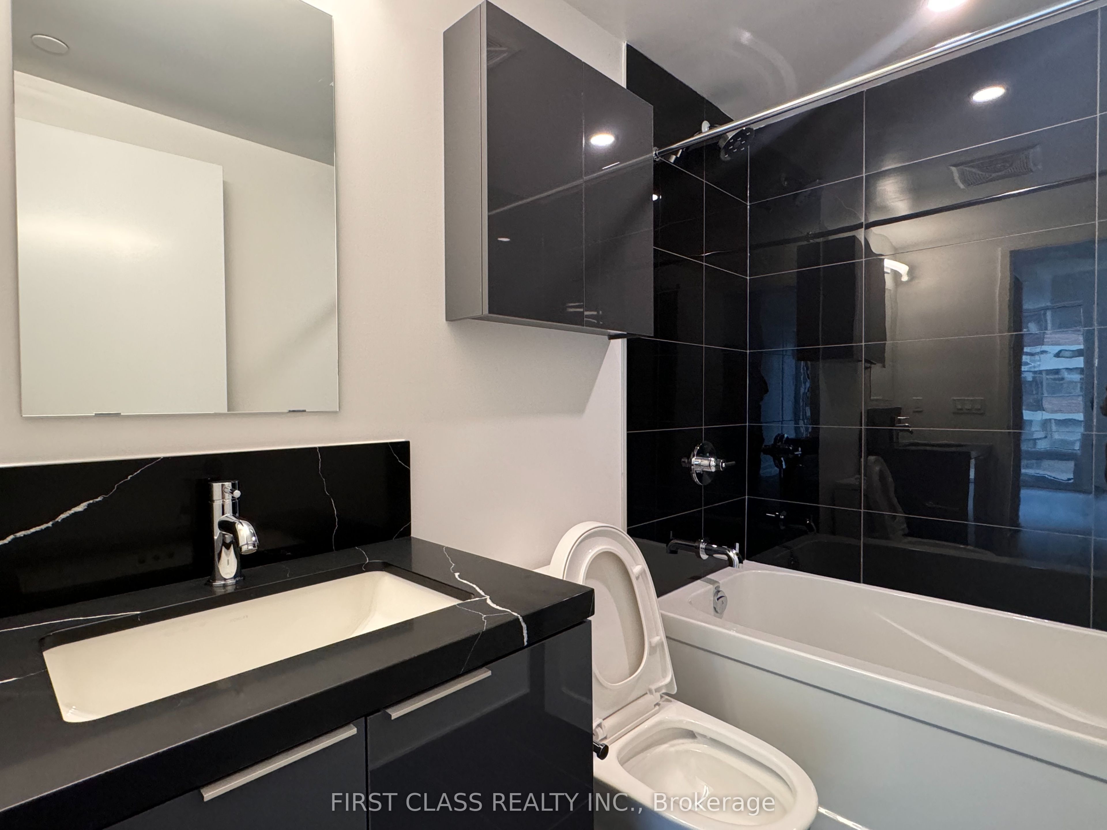 121 St Patrick Street 812 Property Photo 8