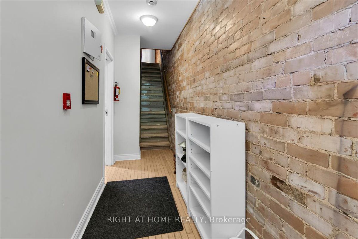 182 Mutual Street Main & Lower Property Photo 5