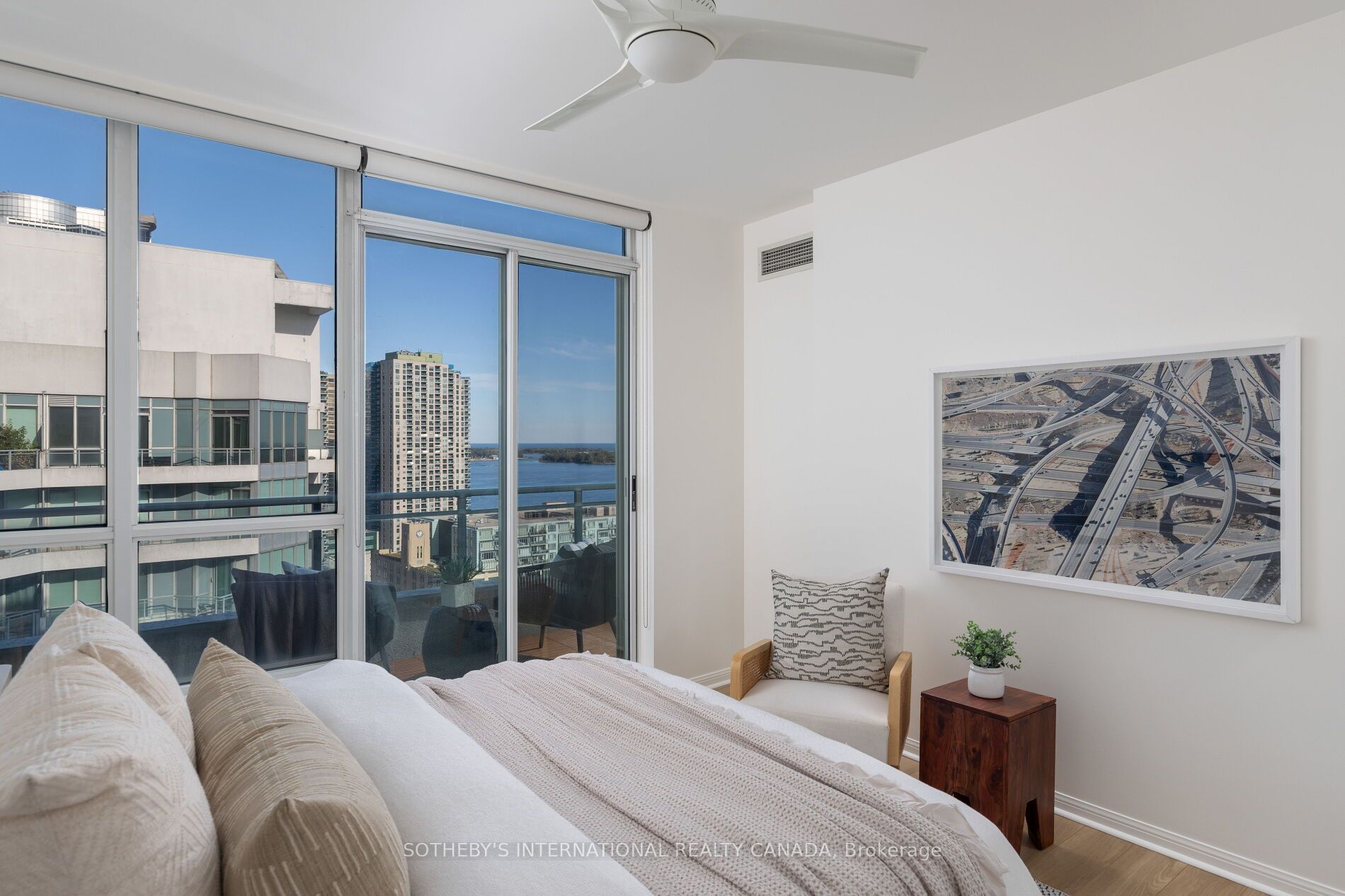 230 Queens Quay W 2811 Property Photo 9