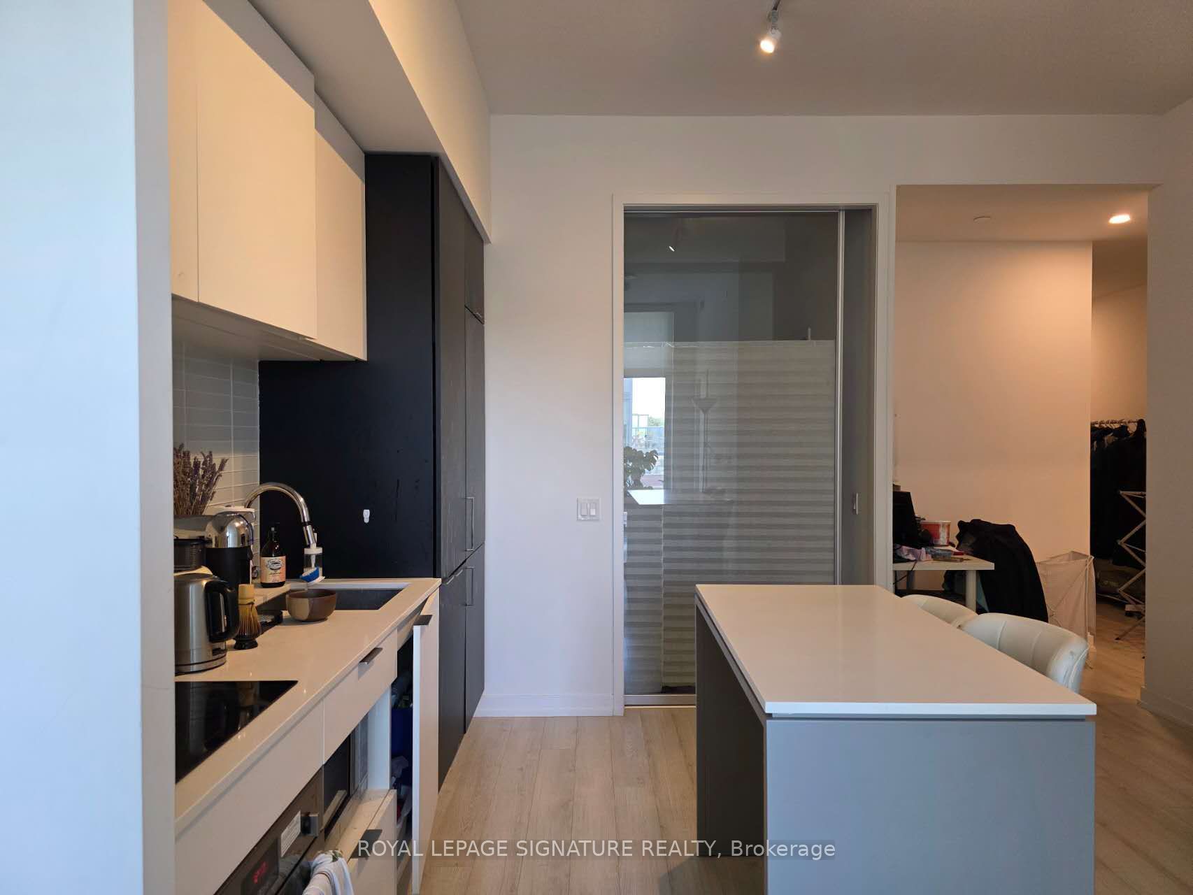 33 Helendale Avenue 421 Property Photo 3