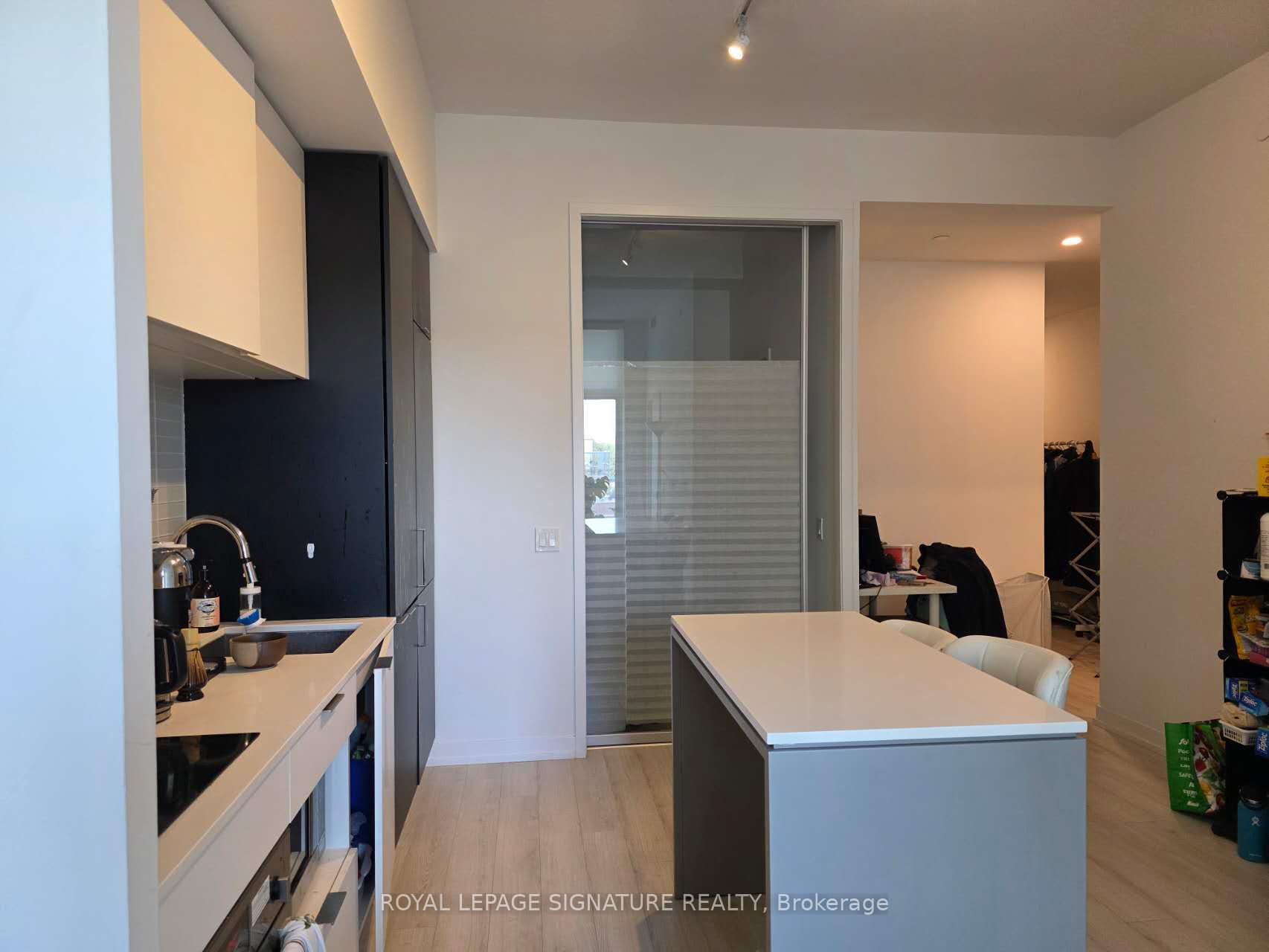 33 Helendale Avenue 421 Property Photo 4