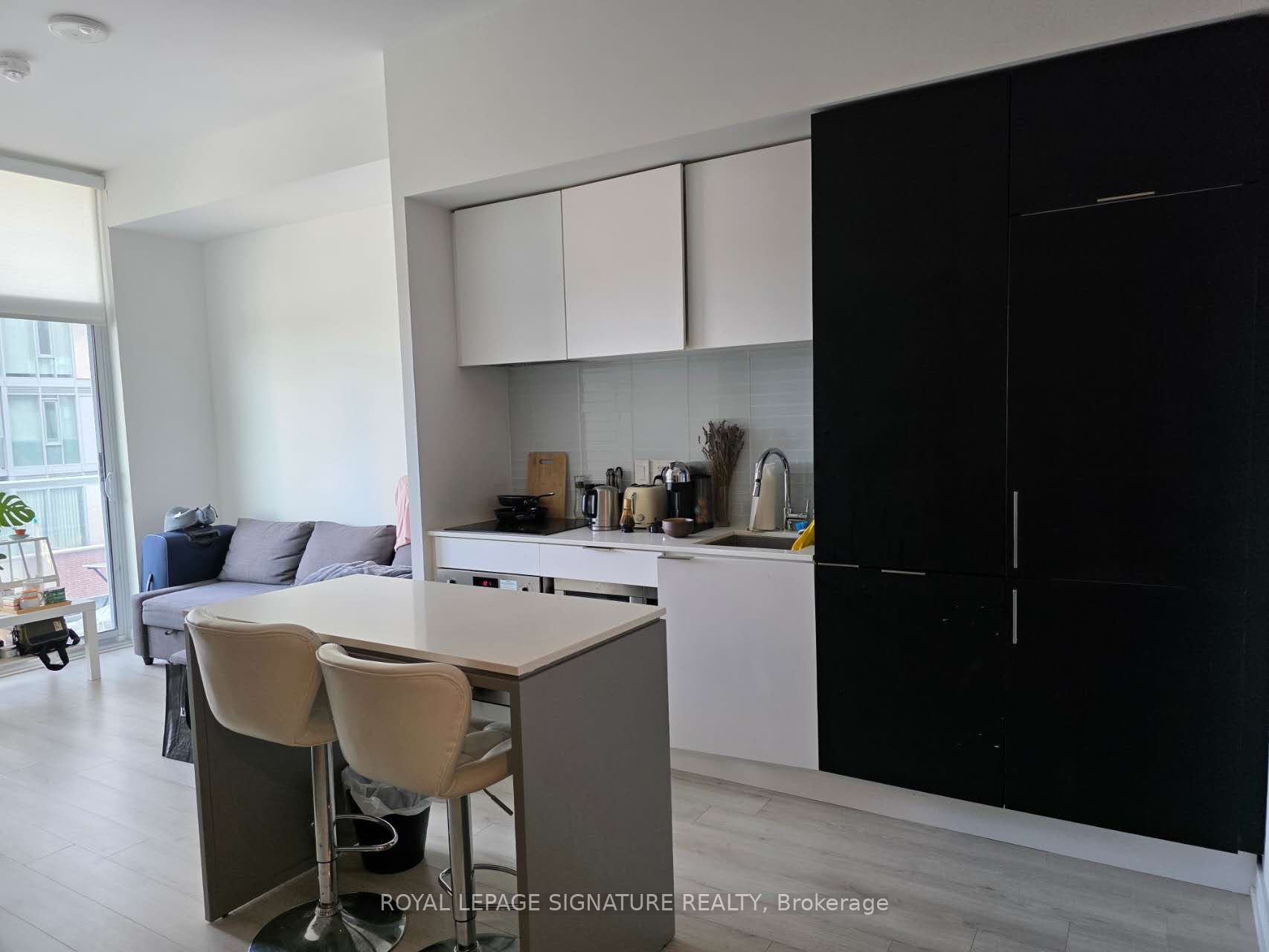 33 Helendale Avenue 421 Property Photo 5