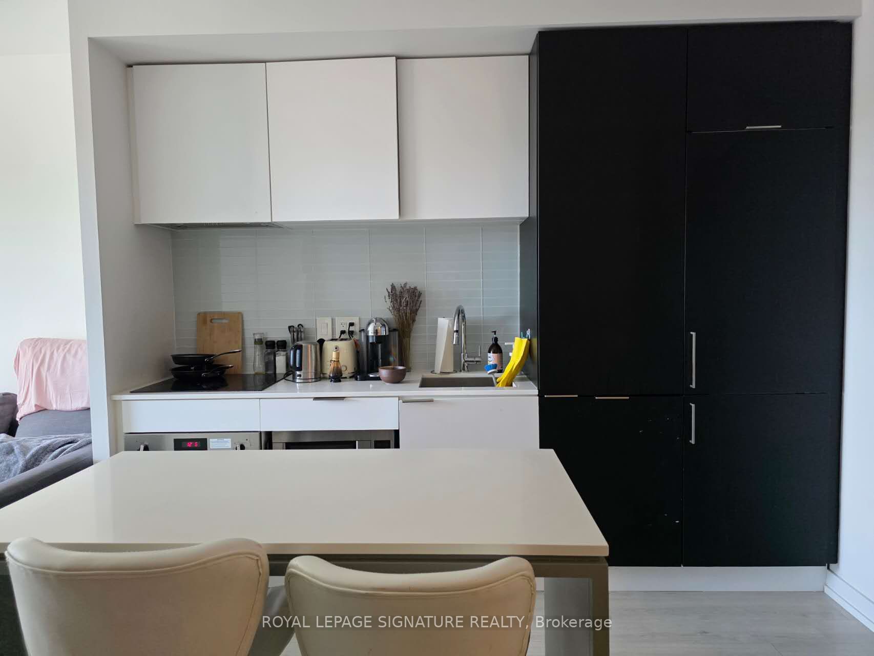 33 Helendale Avenue 421 Property Photo 6