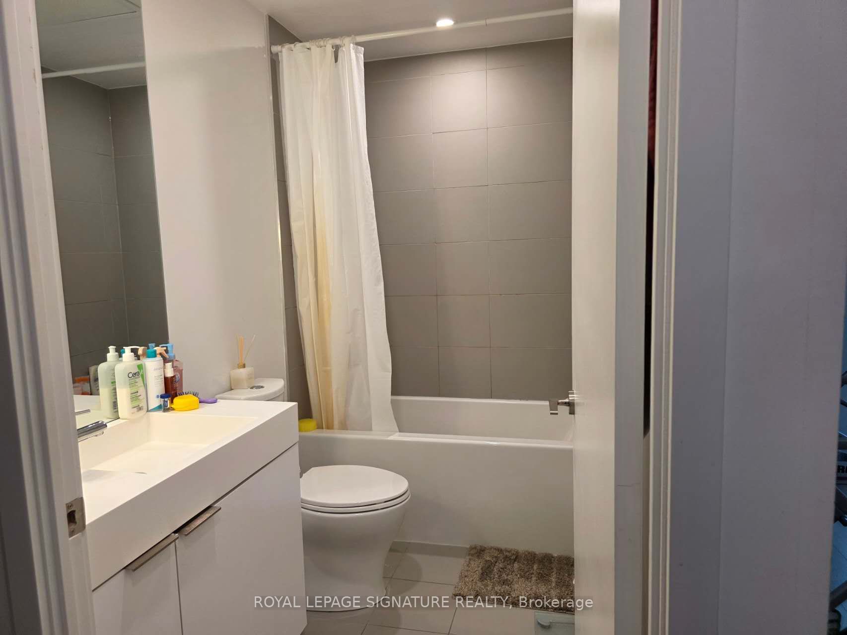 33 Helendale Avenue 421 Property Photo 10