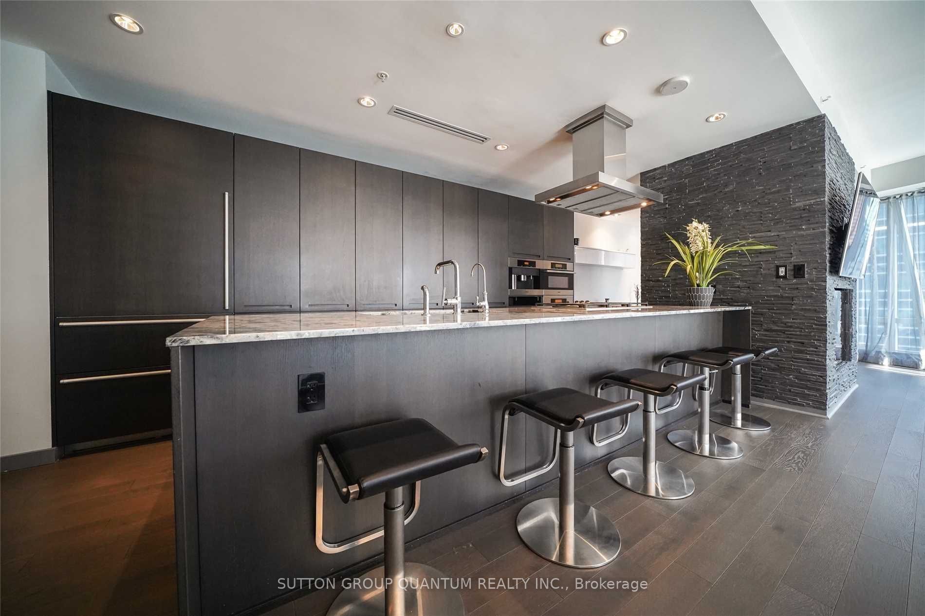 180 University Avenue 2109 Property Photo 3