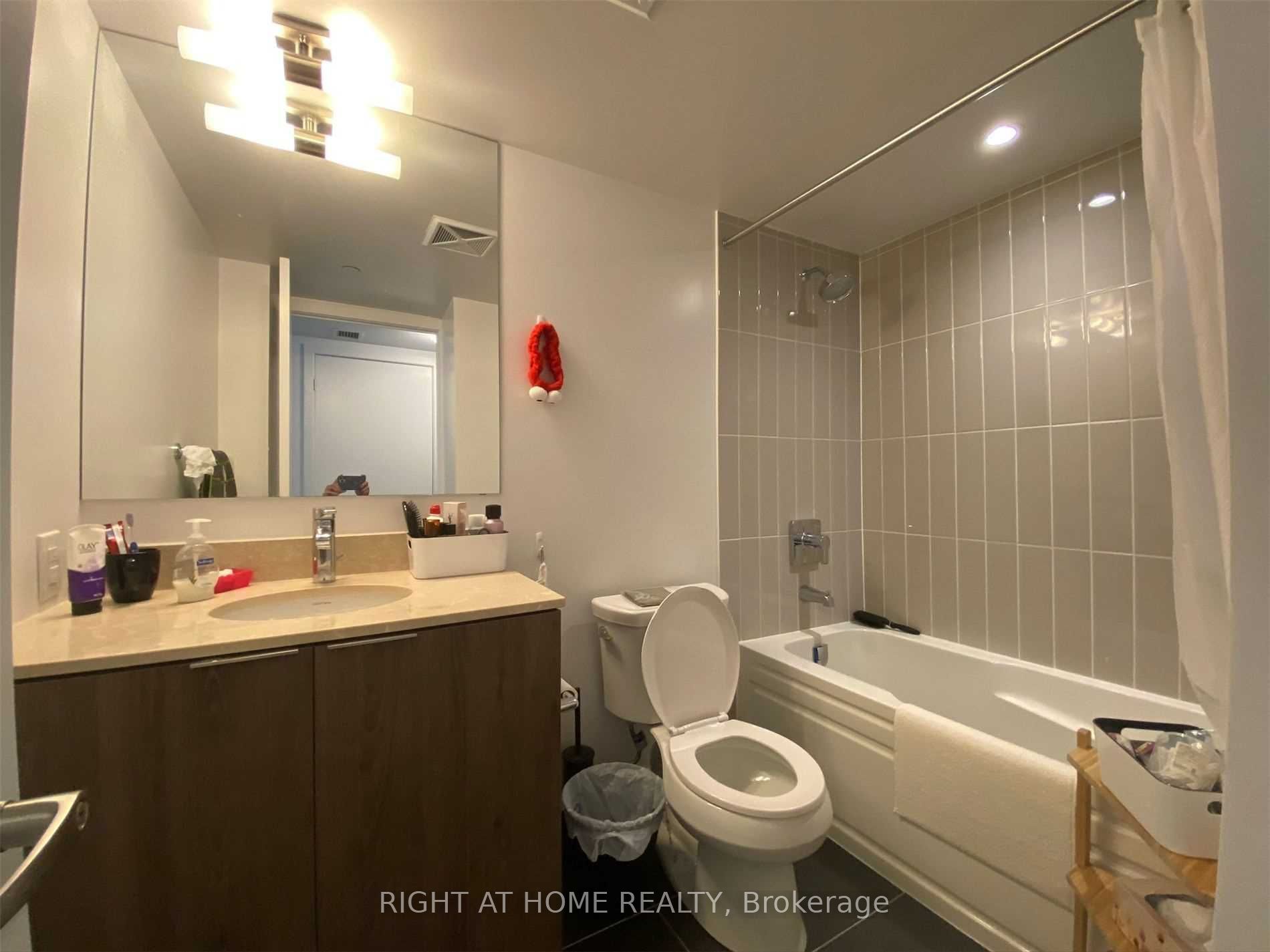 955 Bay Street 1612 Property Photo 12
