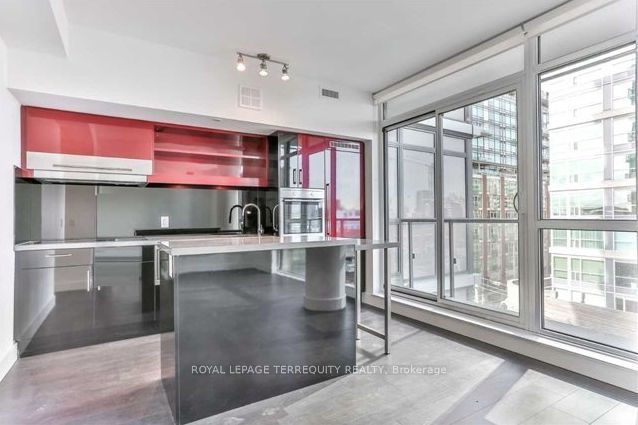 39 Sherbourne Street 609 Property Photo 3