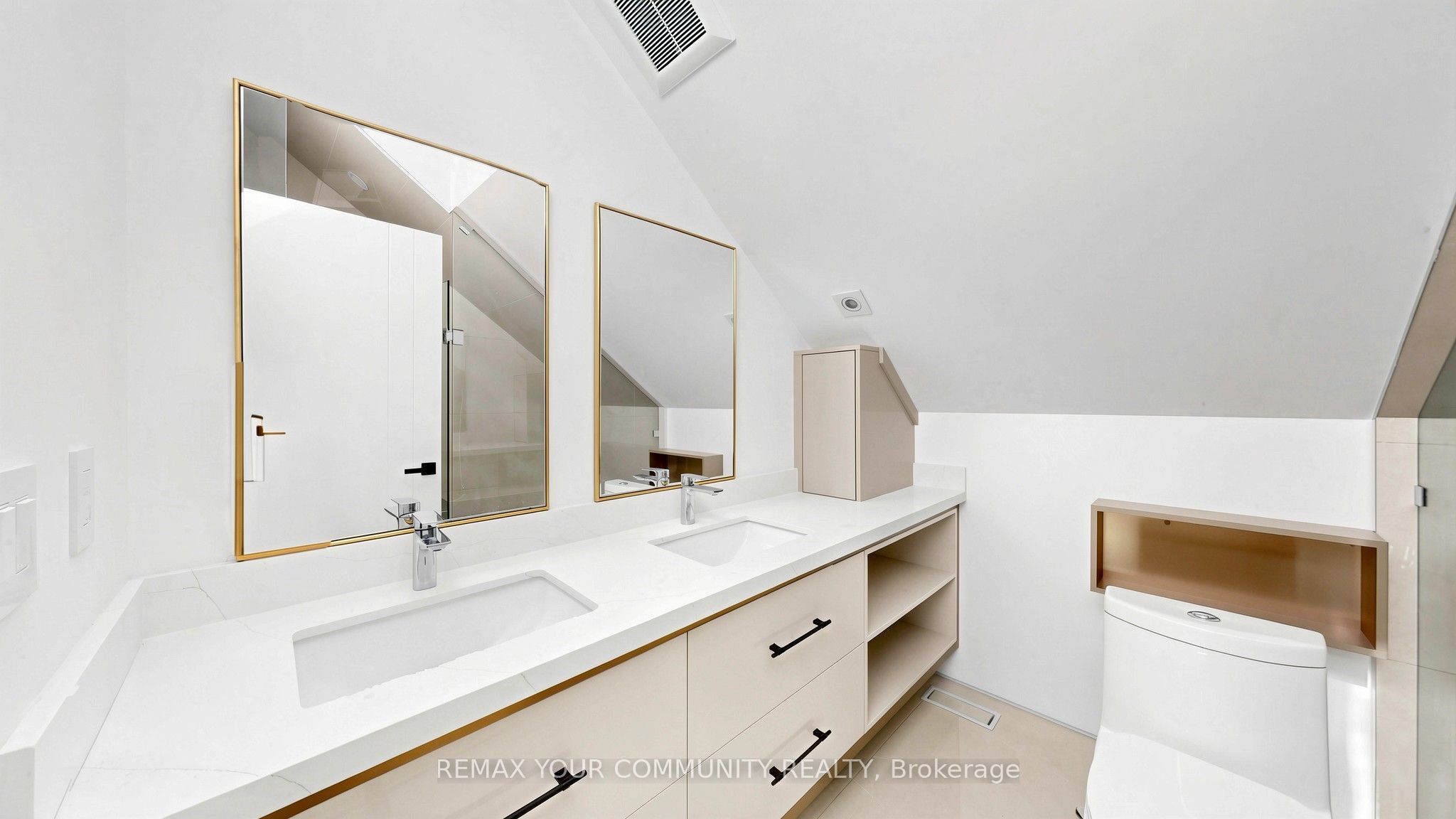 2970b Bayview Avenue Property Photo 25