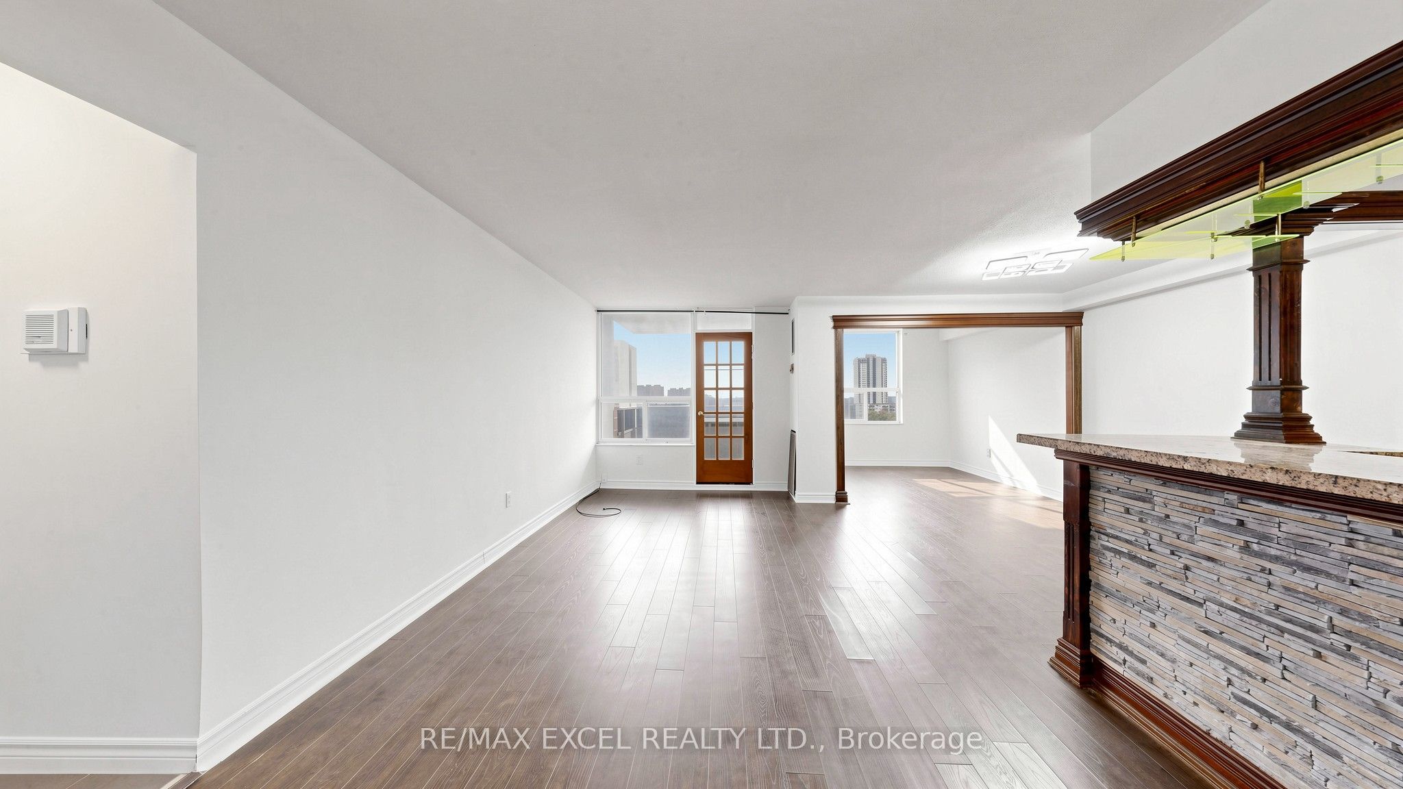 10 Edgecliff Golfway 1808 Property Photo 6