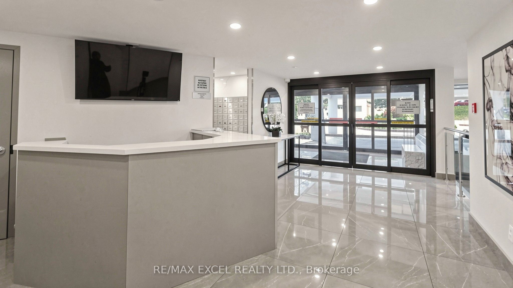 10 Edgecliff Golfway 1808 Property Photo 4