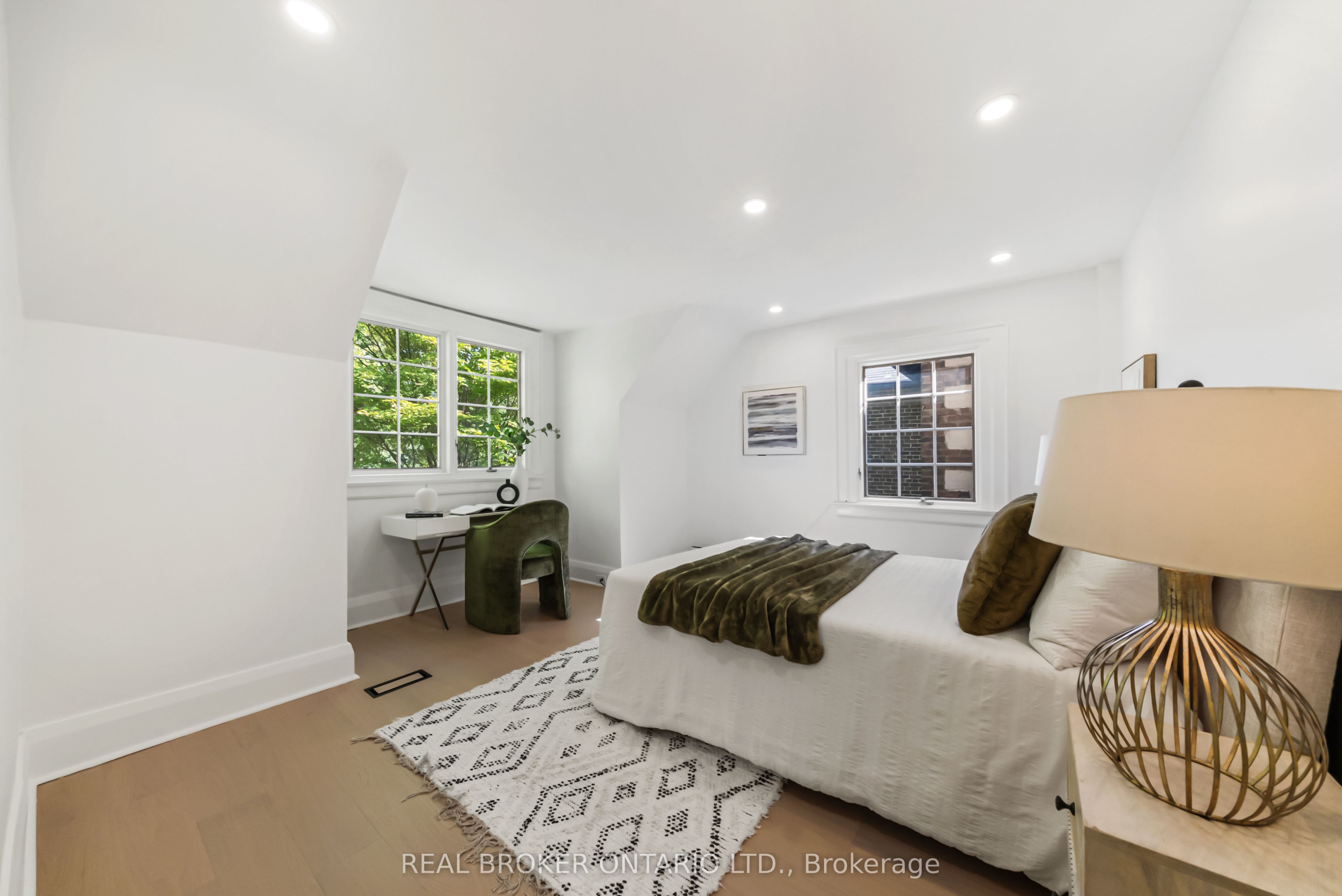 69 Chaplin Crescent Property Photo 34
