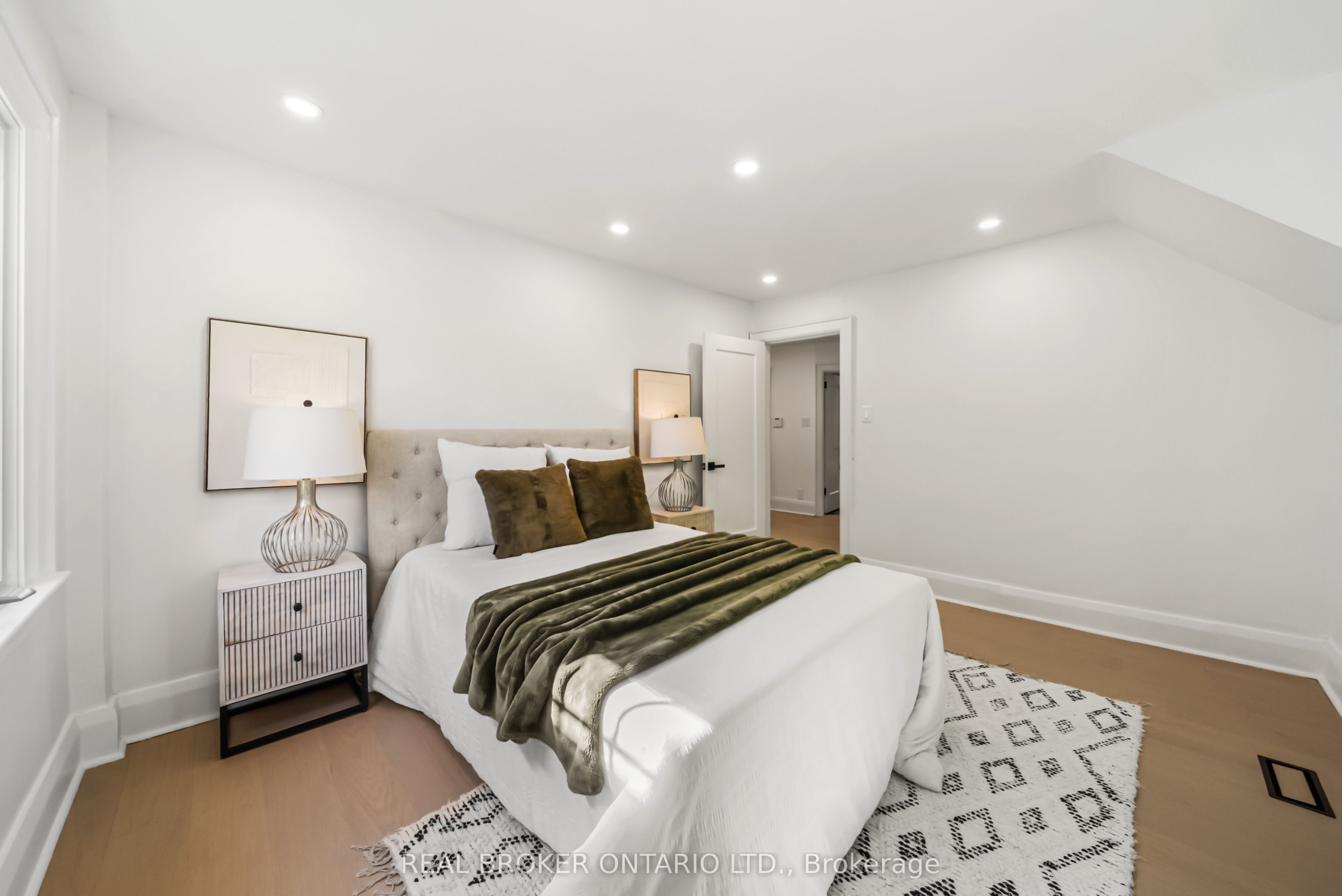 69 Chaplin Crescent Property Photo 35