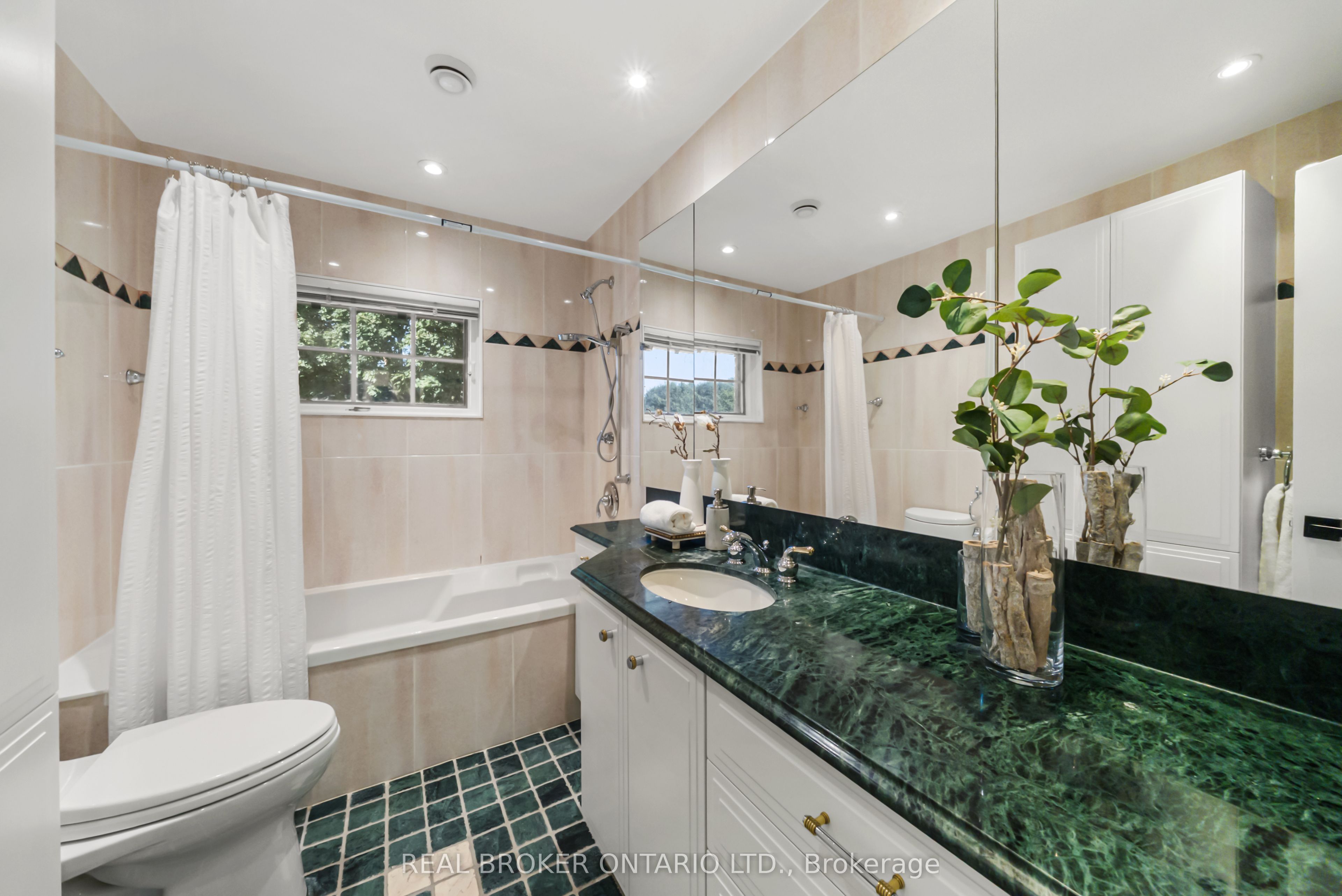 69 Chaplin Crescent Property Photo 37