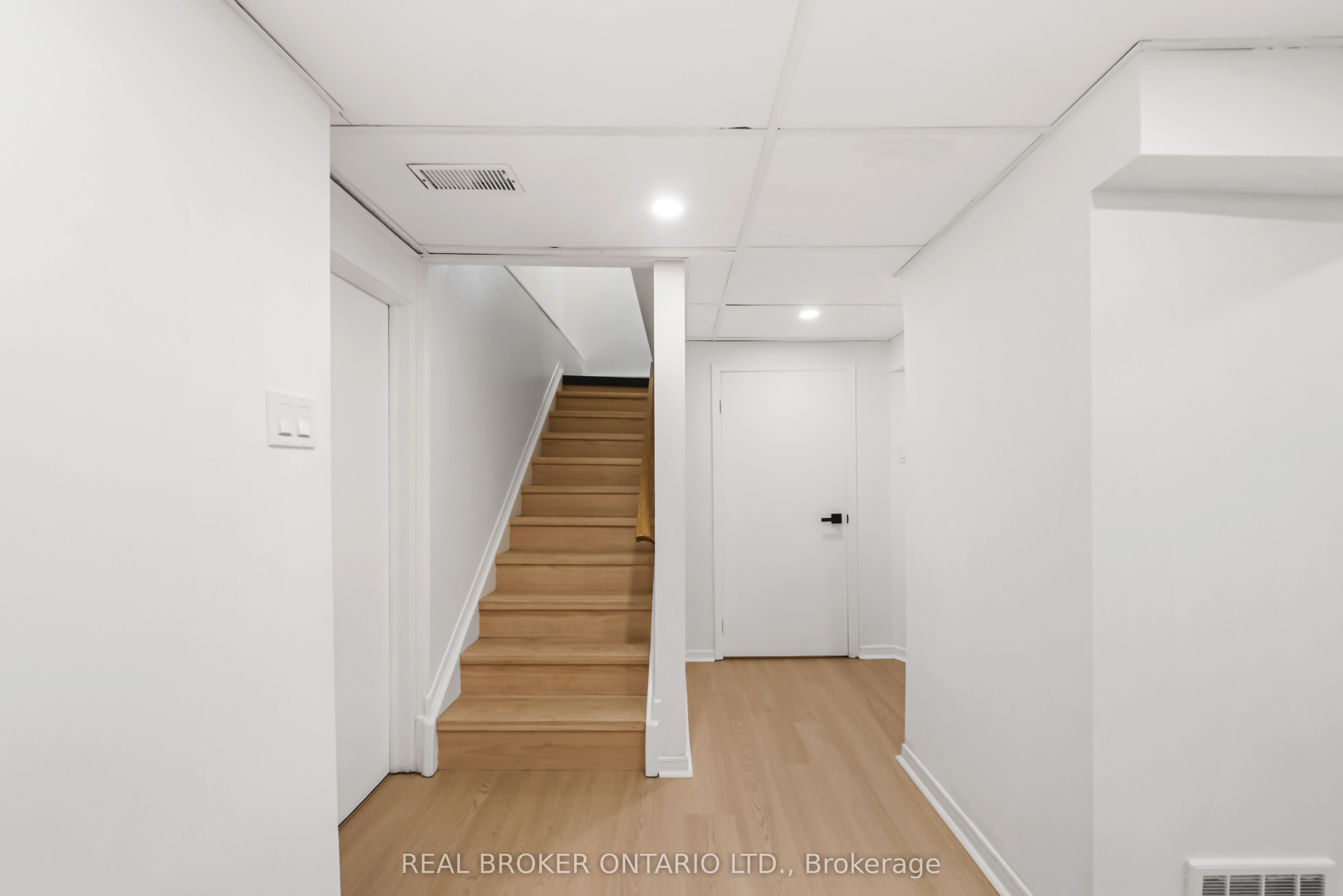 69 Chaplin Crescent Property Photo 40