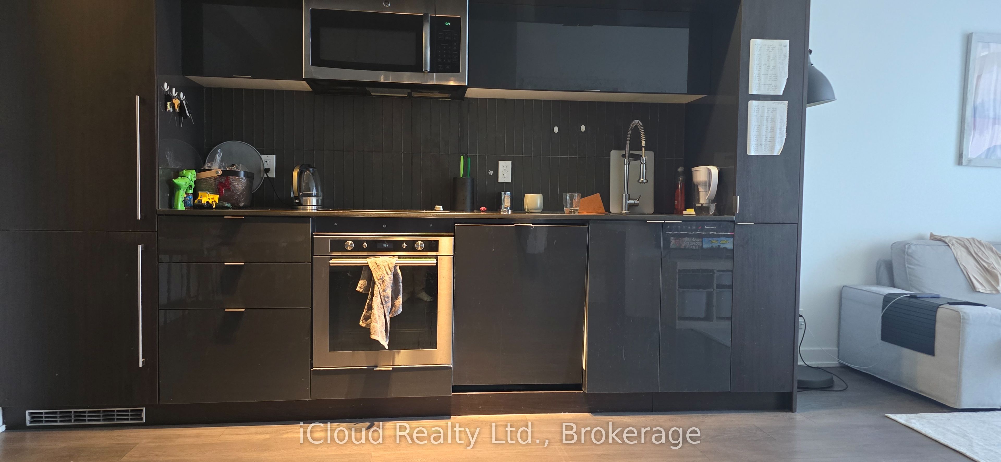 28 Avondale Avenue 806 Property Photo 3