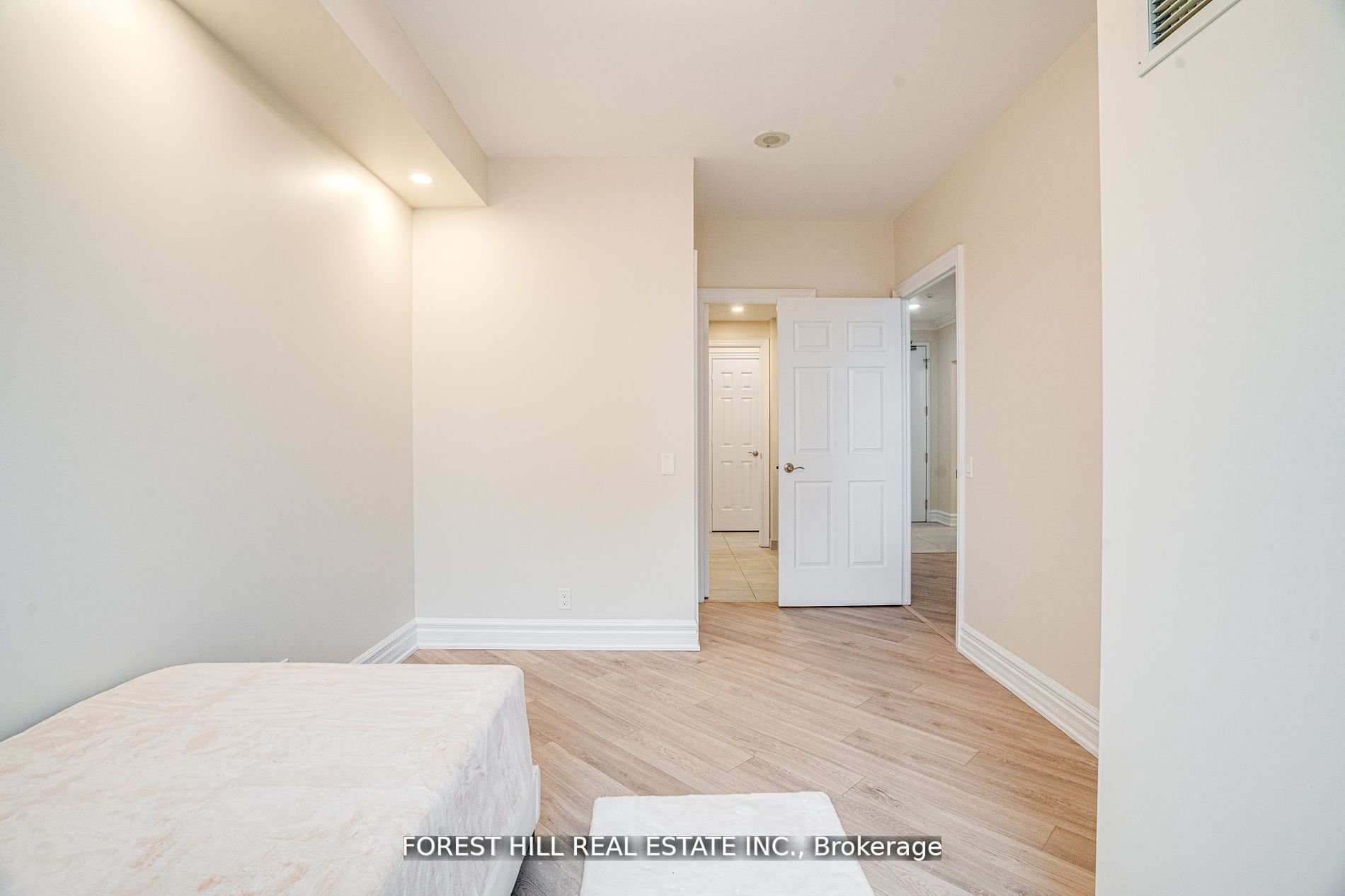 78 Harrison Garden Boulevard 2403 Property Photo 14