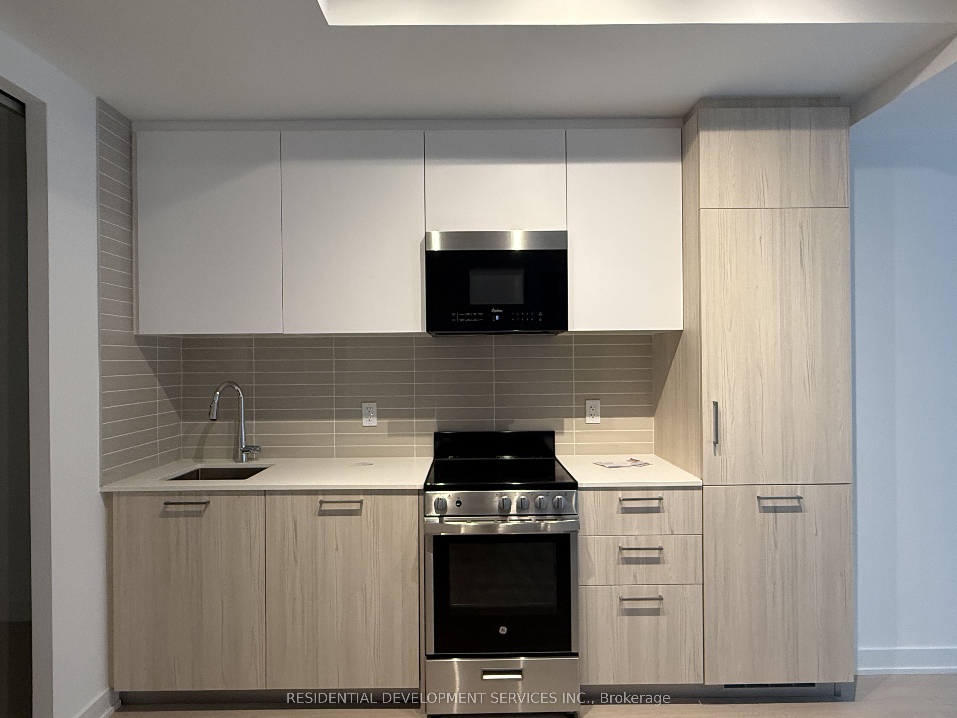 65 Mutual Street 404 Property Photo 2