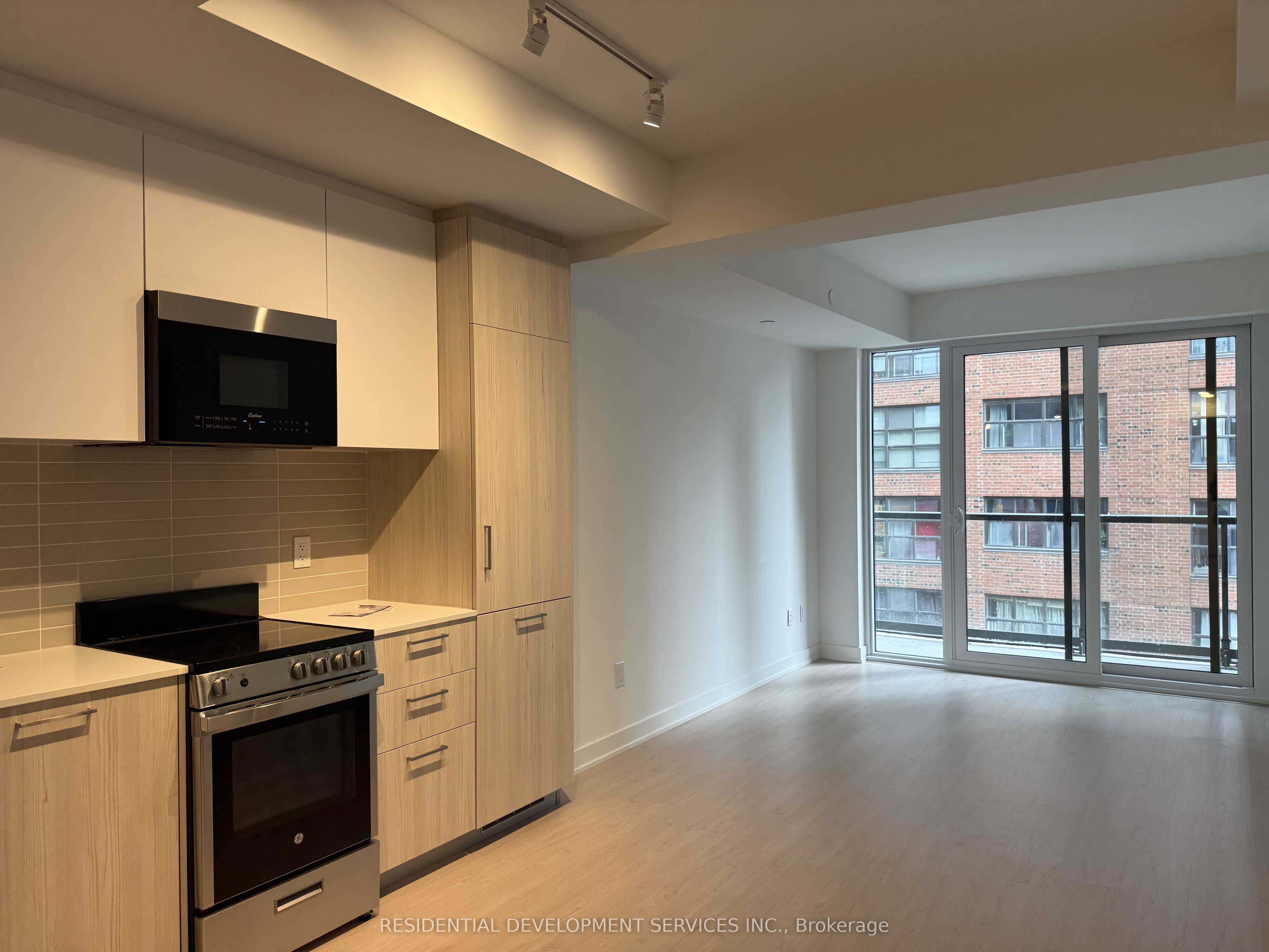 65 Mutual Street 404 Property Photo 3