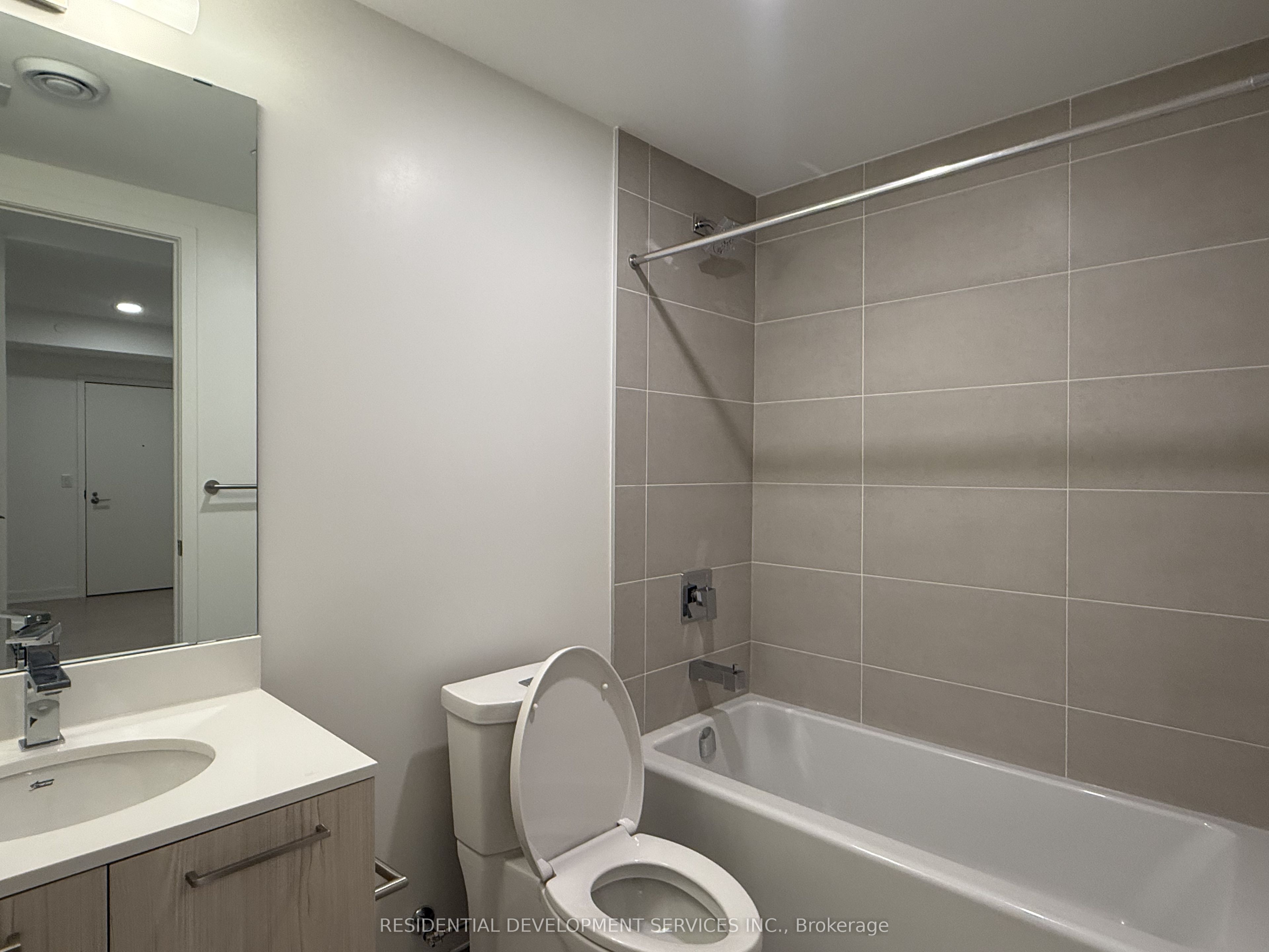 65 Mutual Street 404 Property Photo 11