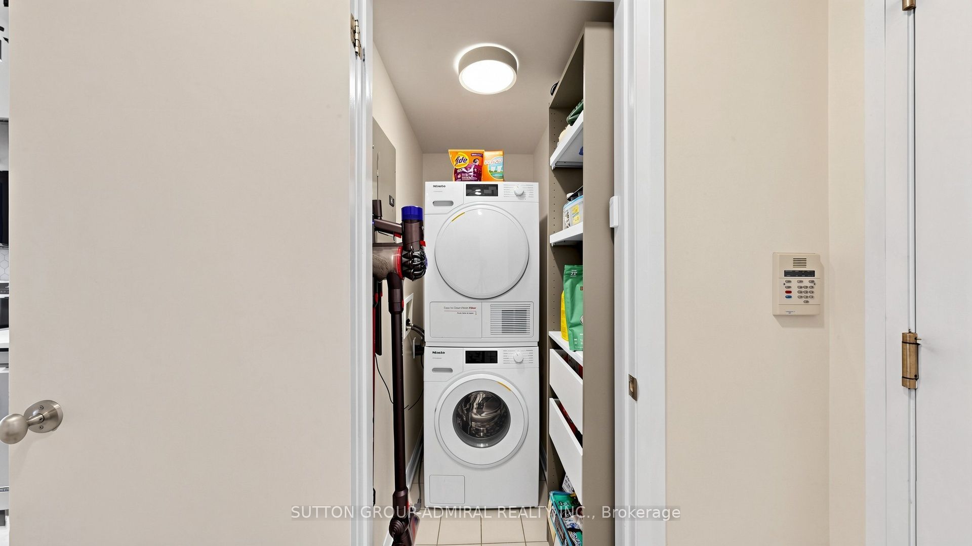 111 Elizabeth Street 922 Property Photo 20