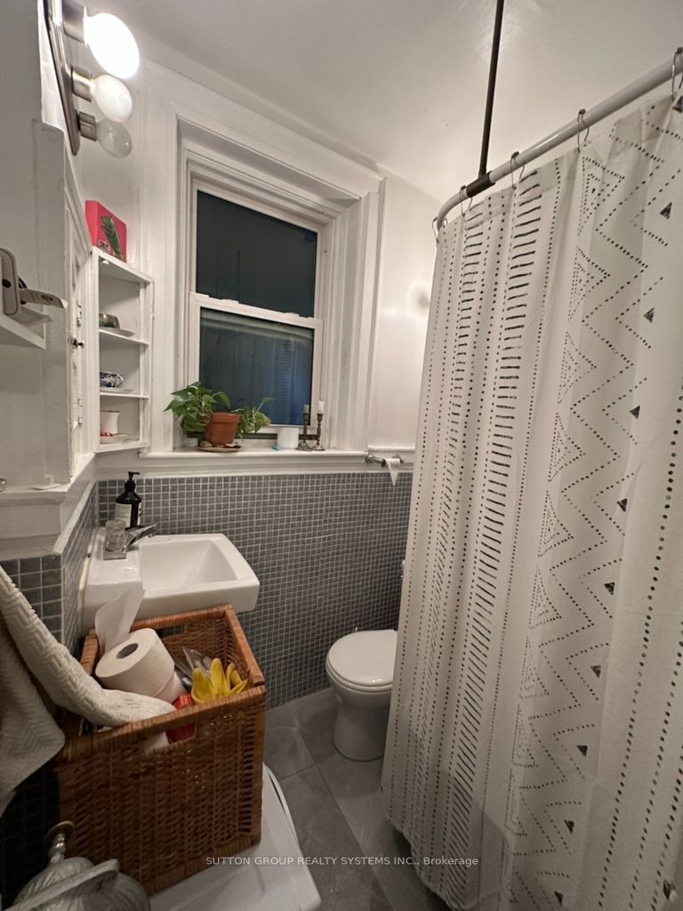 237 Dovercourt Road D Property Photo 24