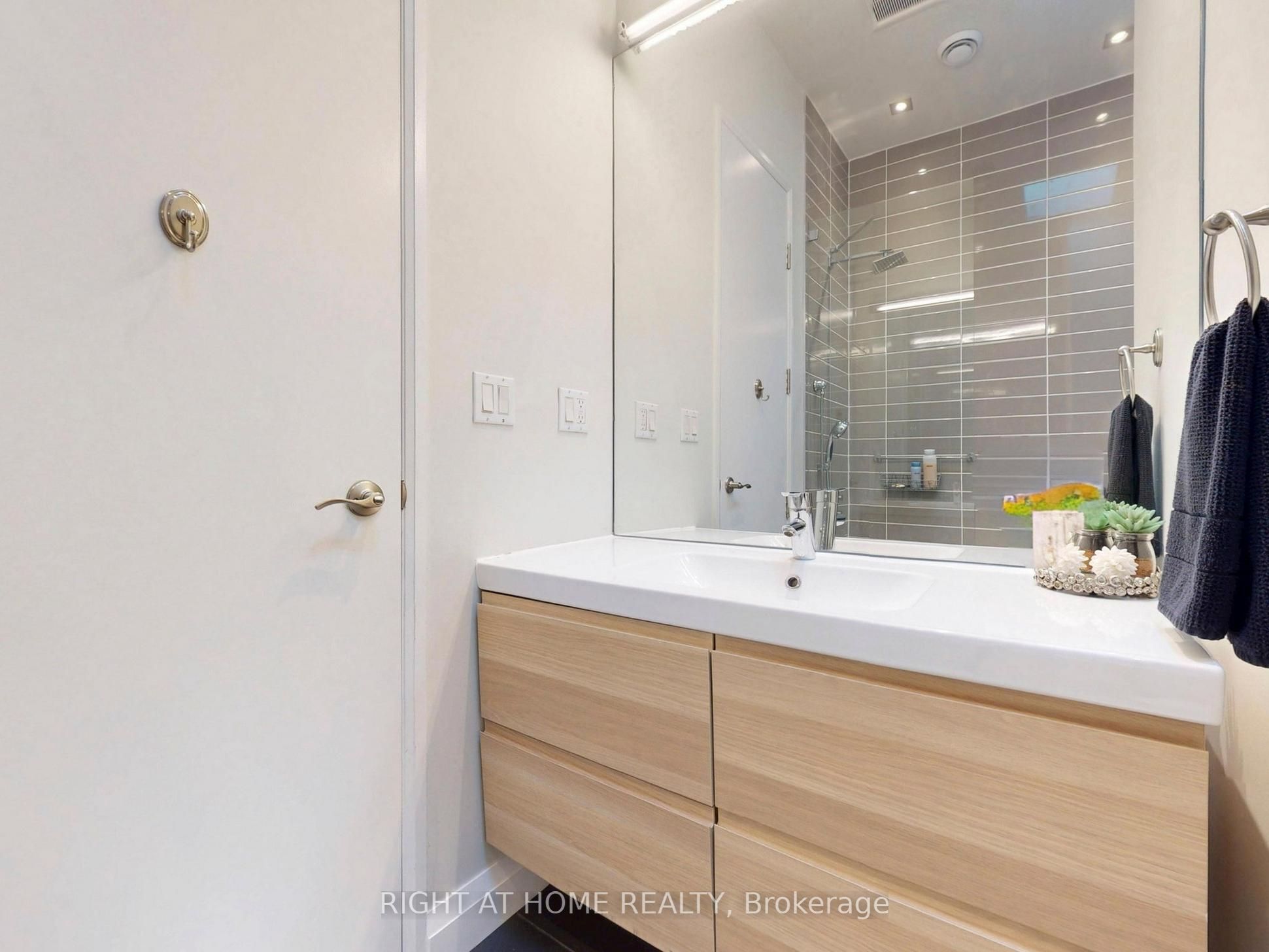 386 Rosewell Avenue Property Photo 24