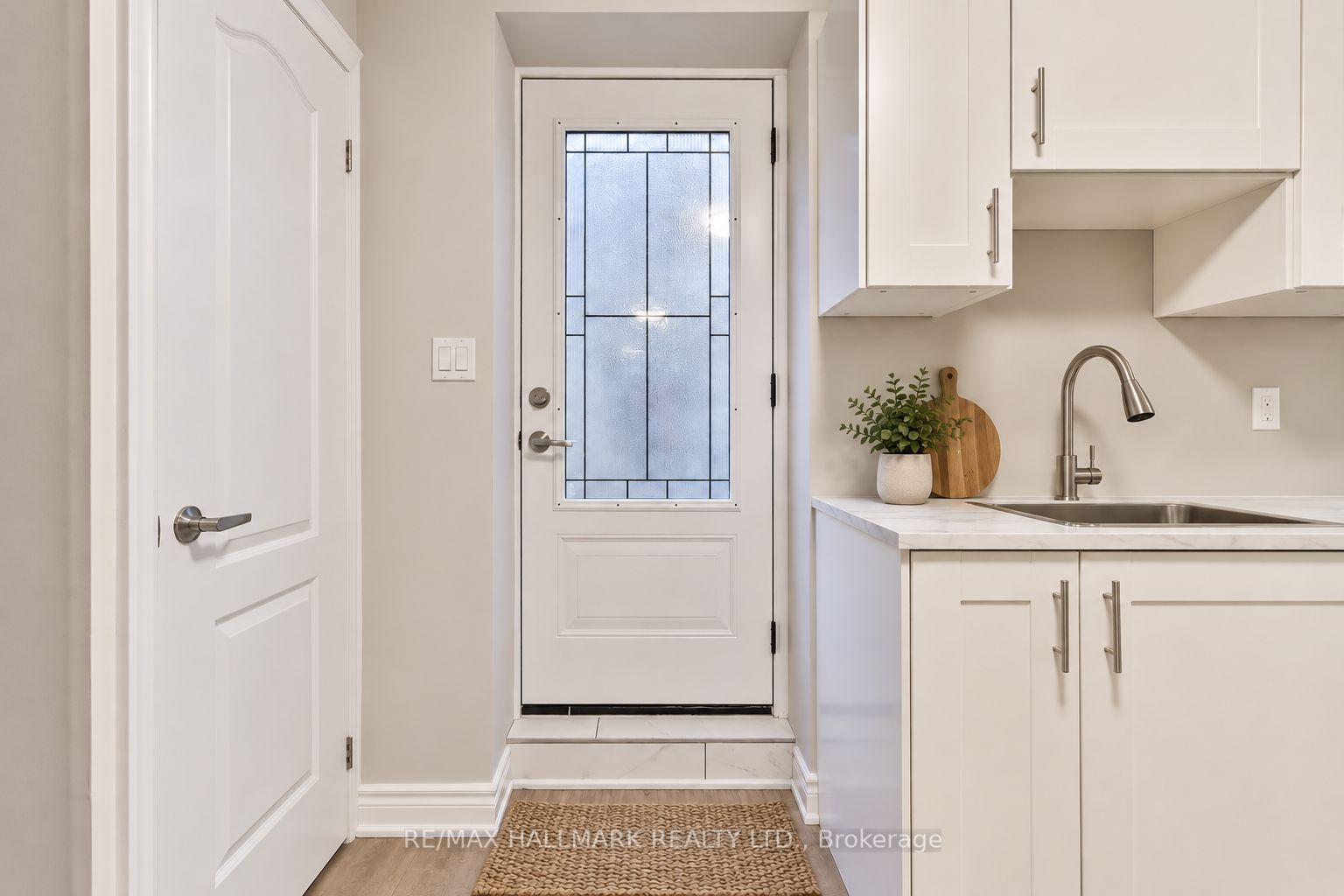 18 Aldenham Crescent Lower Property Photo 3