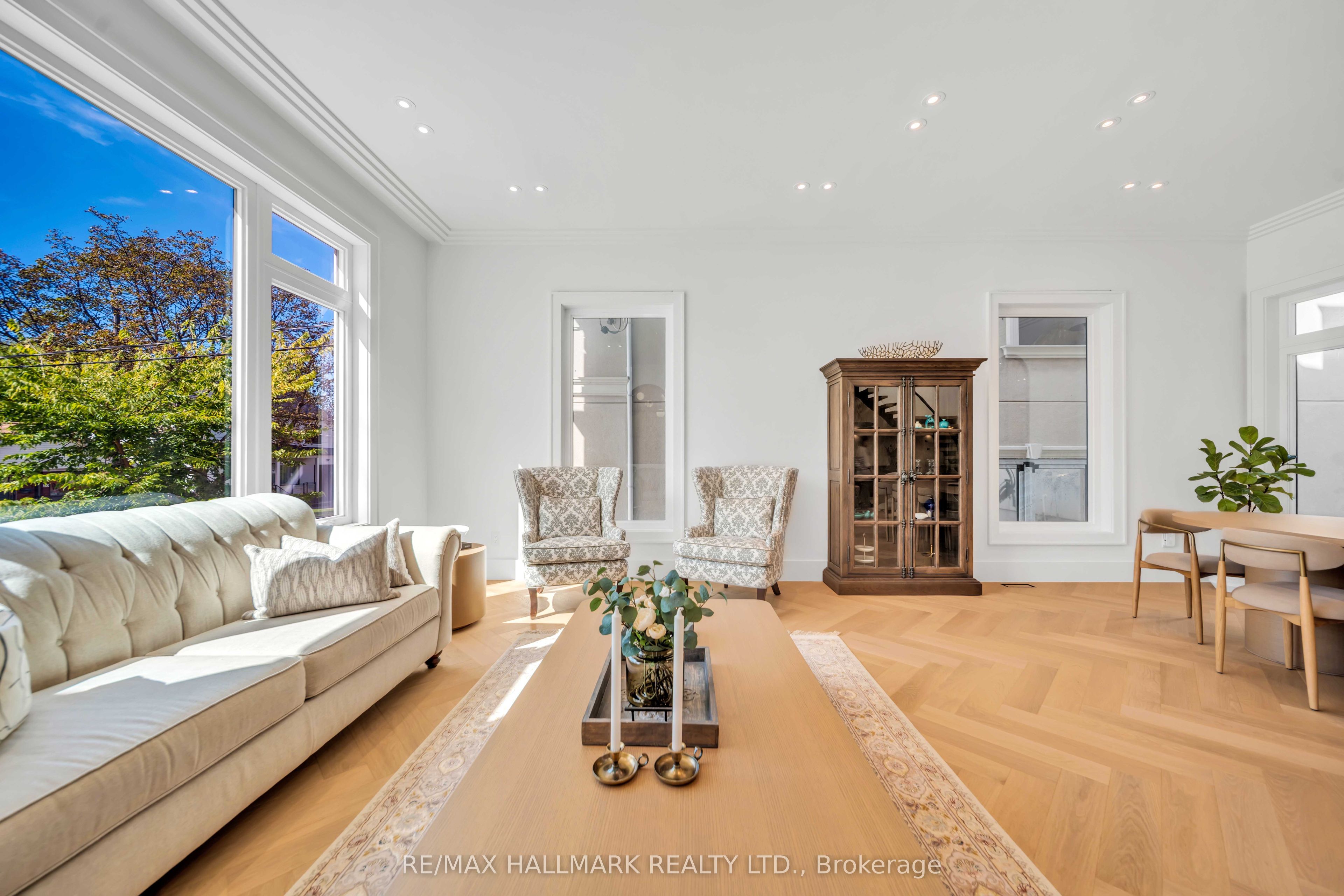 27 Collinson Boulevard Property Photo 6