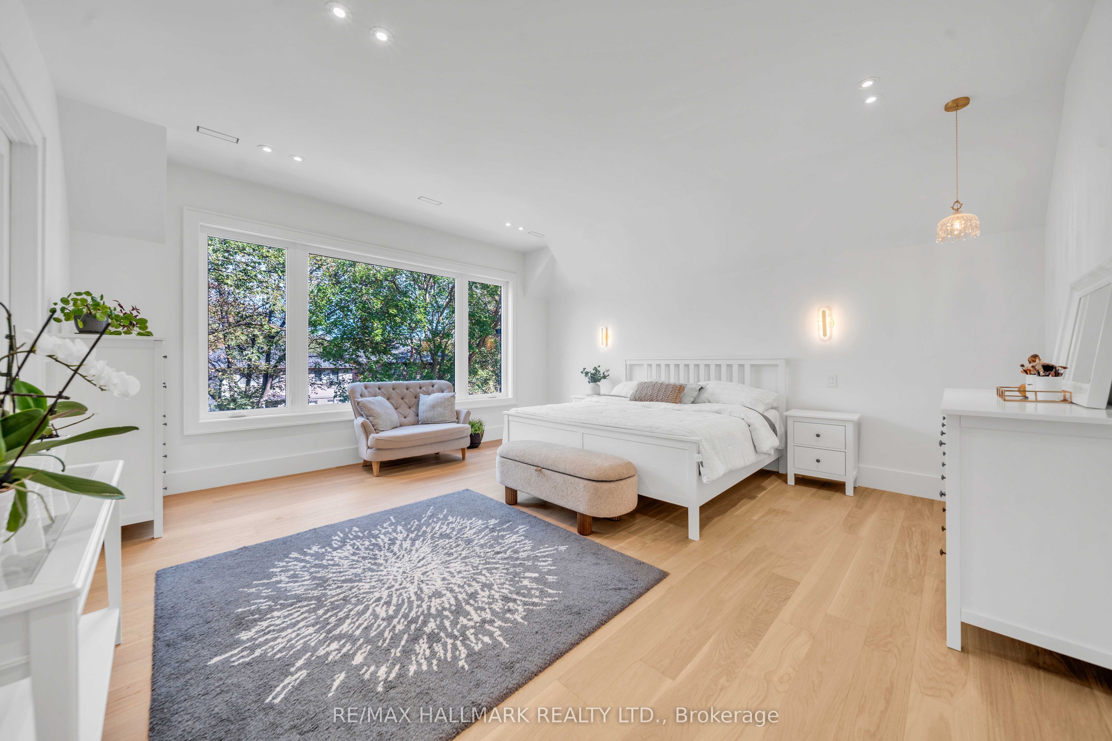 27 Collinson Boulevard Property Photo 15