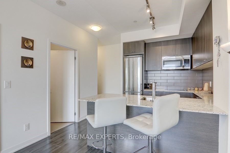 18 Rean Drive 607 Property Photo 1