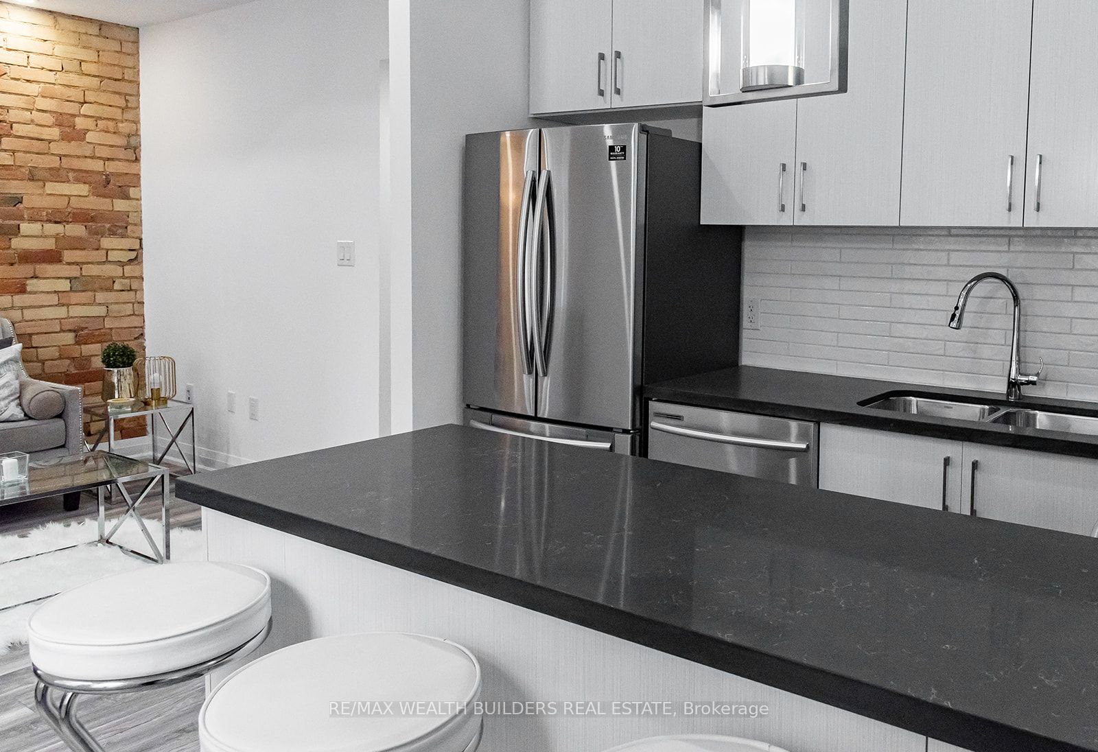 213 Jarvis Street 6 Property Photo 2