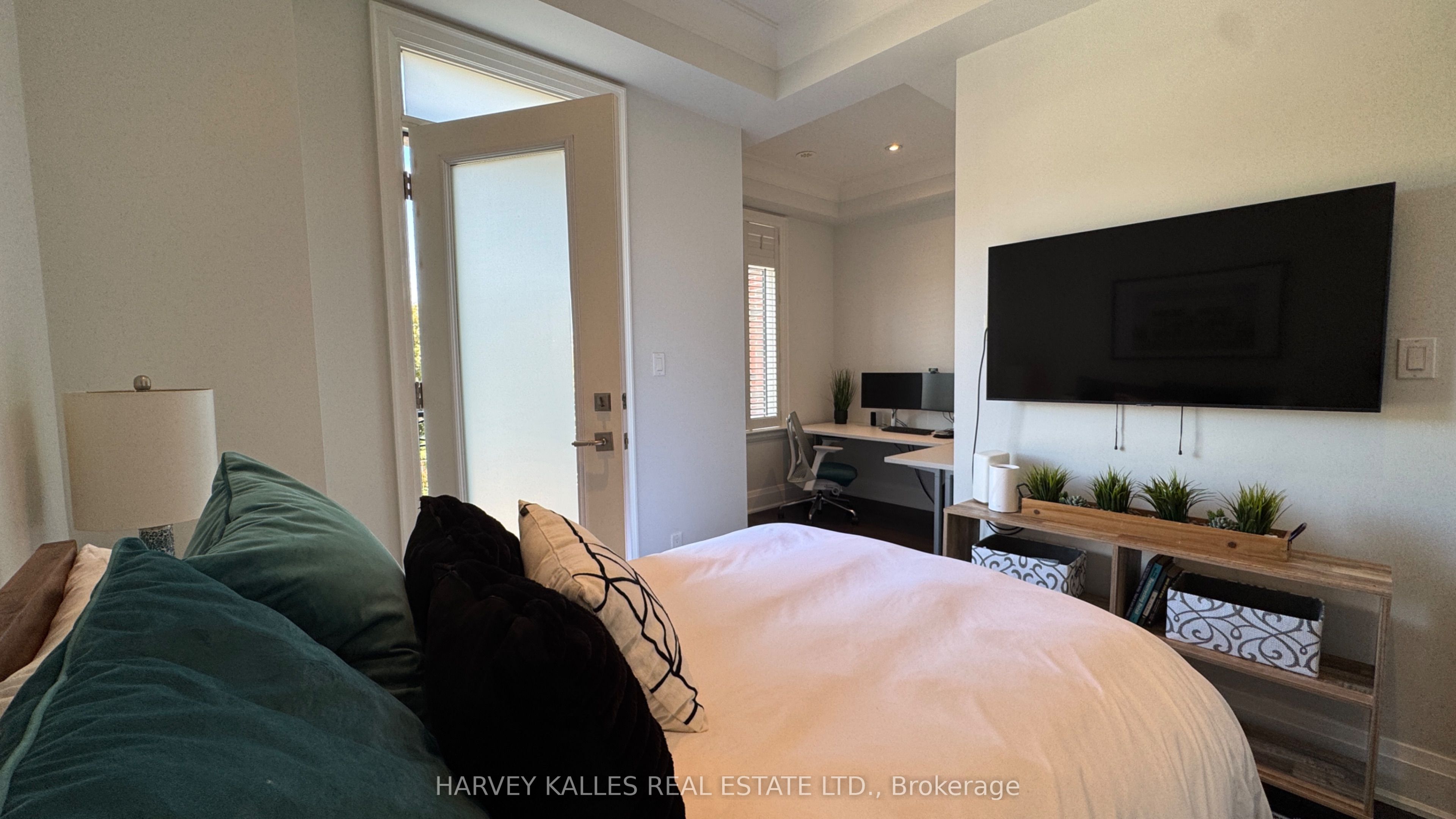 1042 Avenue Road Property Photo 14