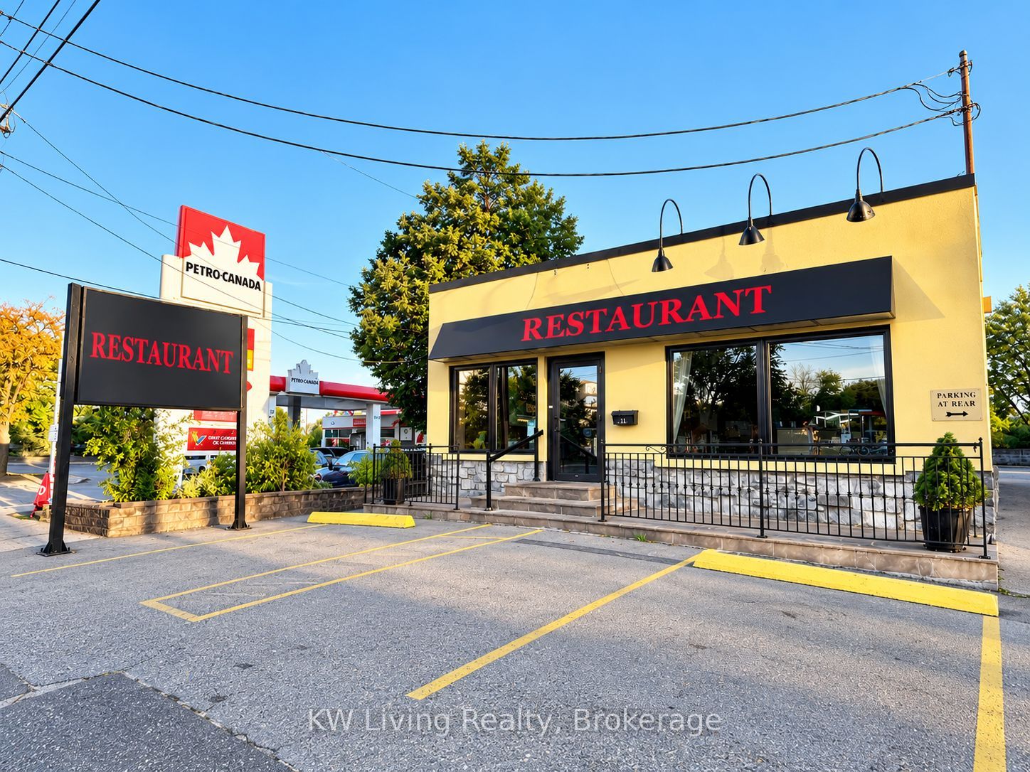 911 Sheppard Avenue W Property Photo 1