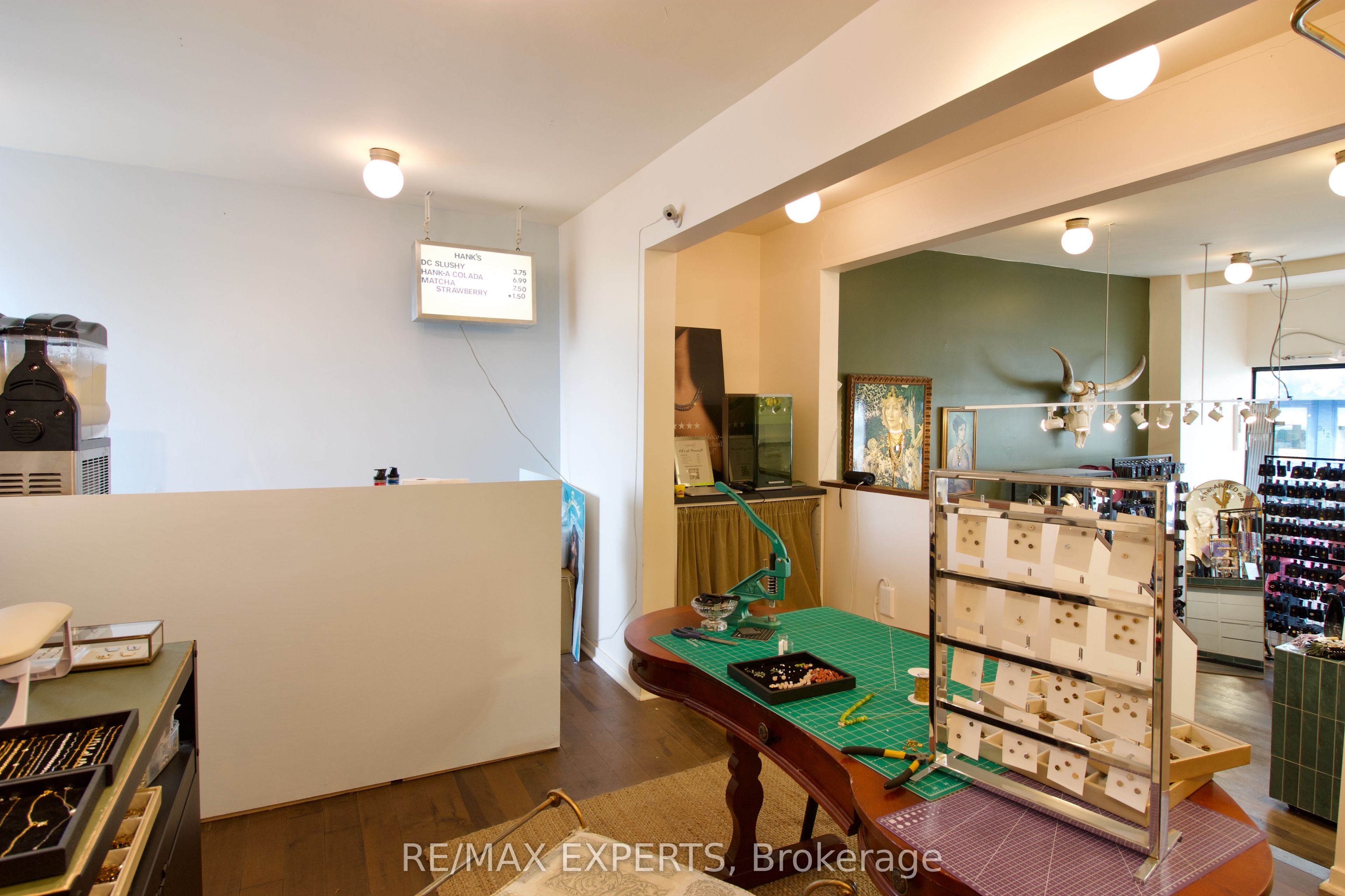 903 Dundas Street W Property Photo 7