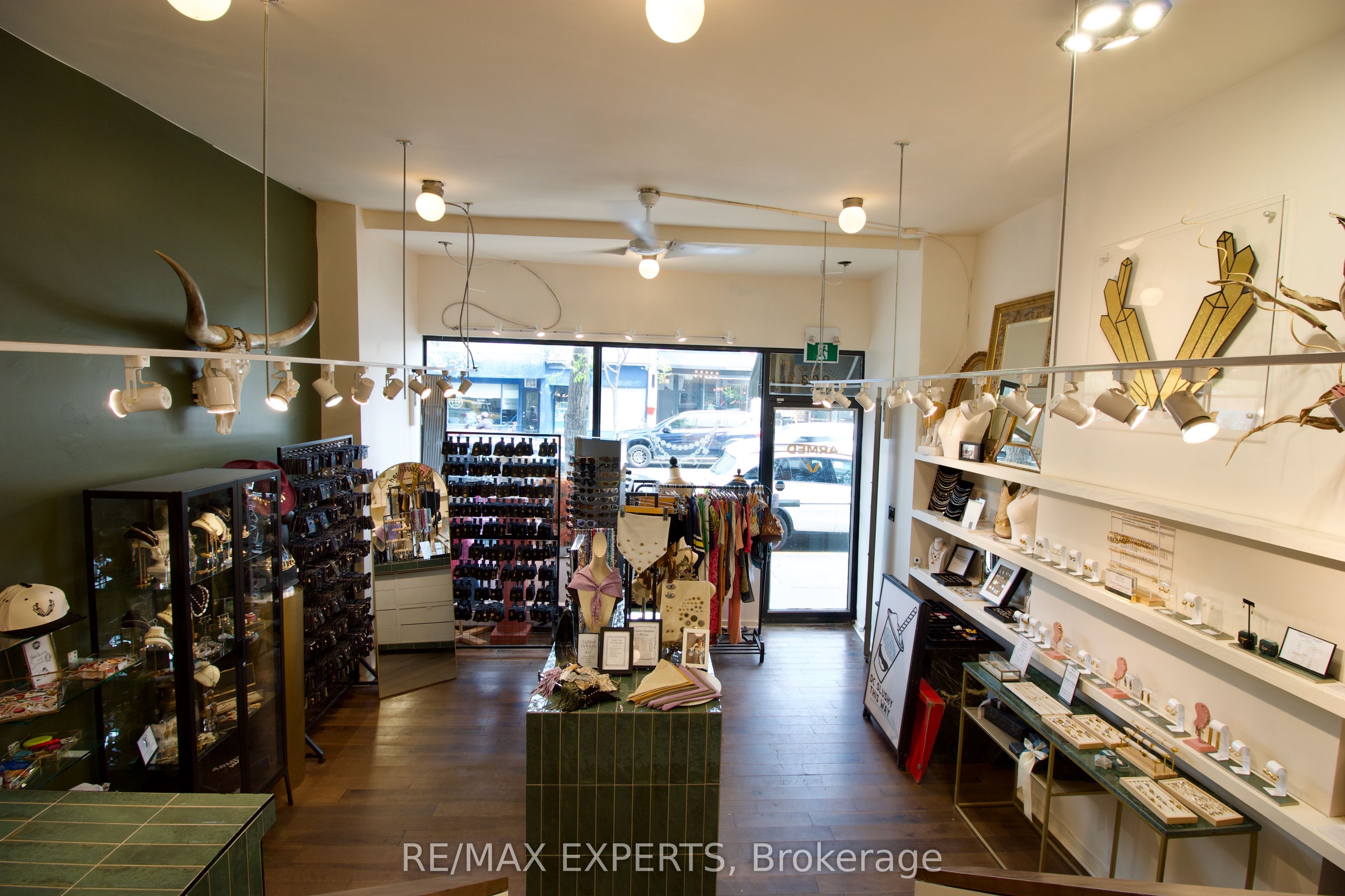 903 Dundas Street W Property Photo 10