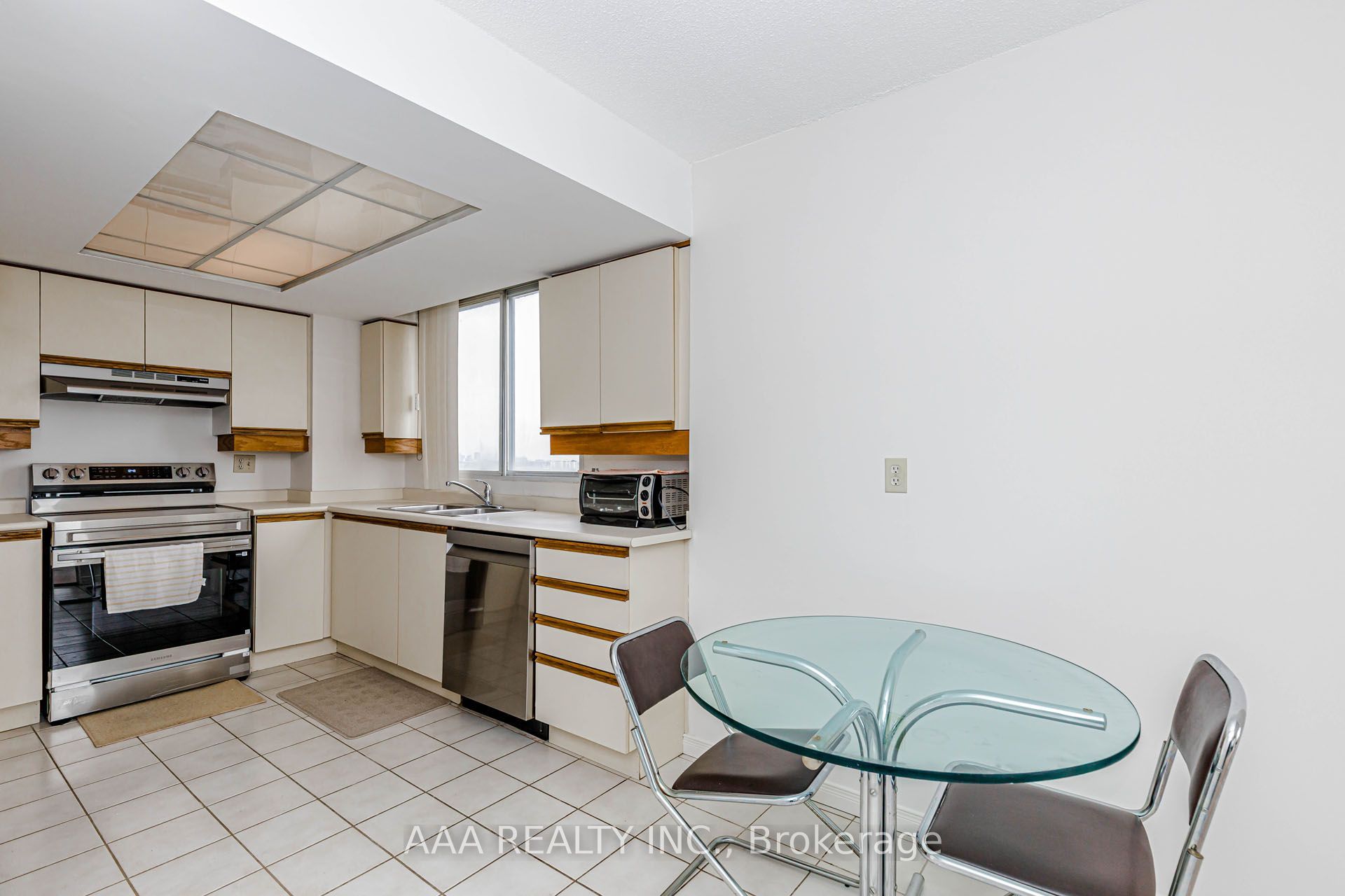 5 Concorde Place 2101 Property Photo 15