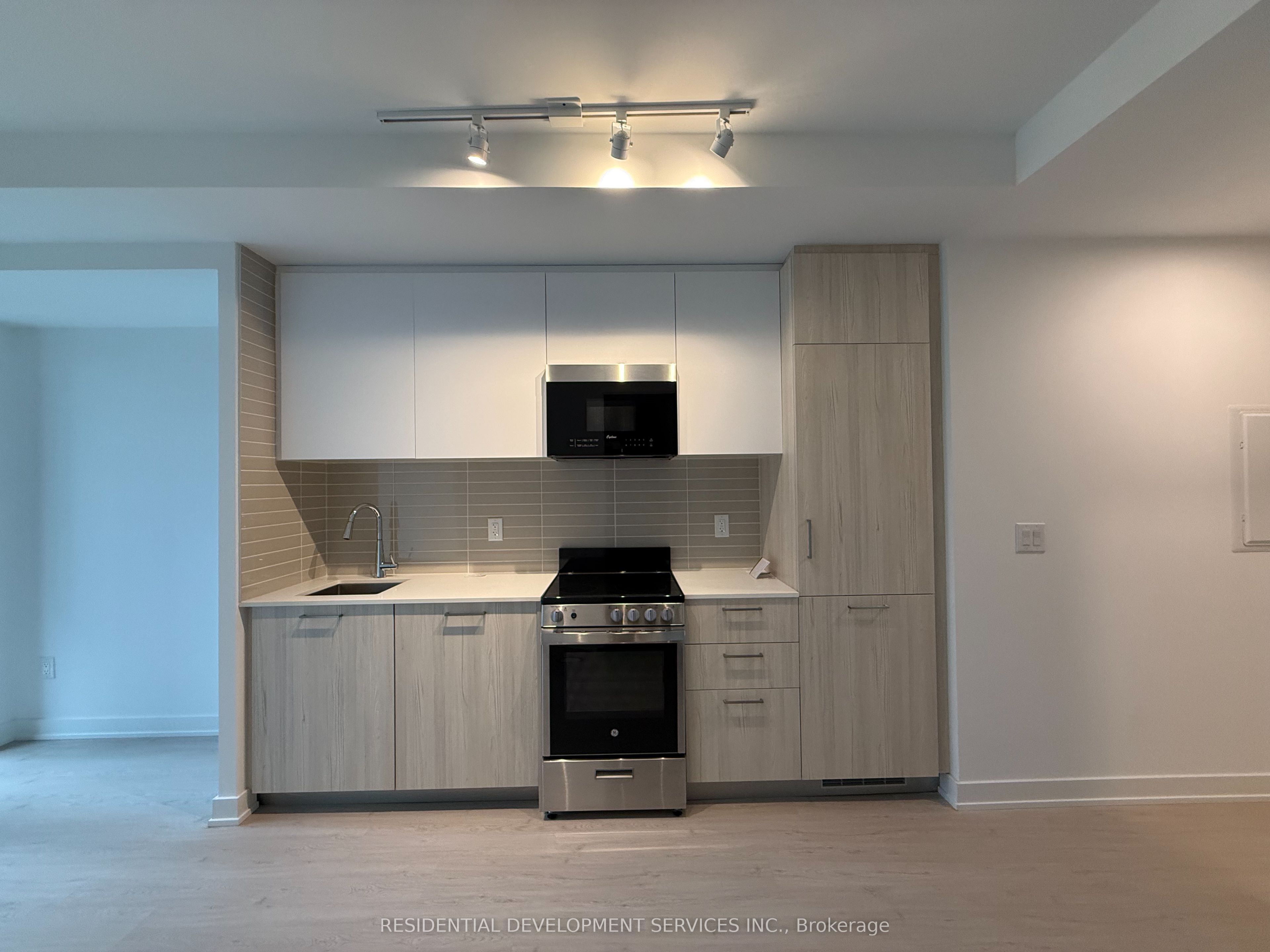 65 Mutual Street 405 Property Photo 2