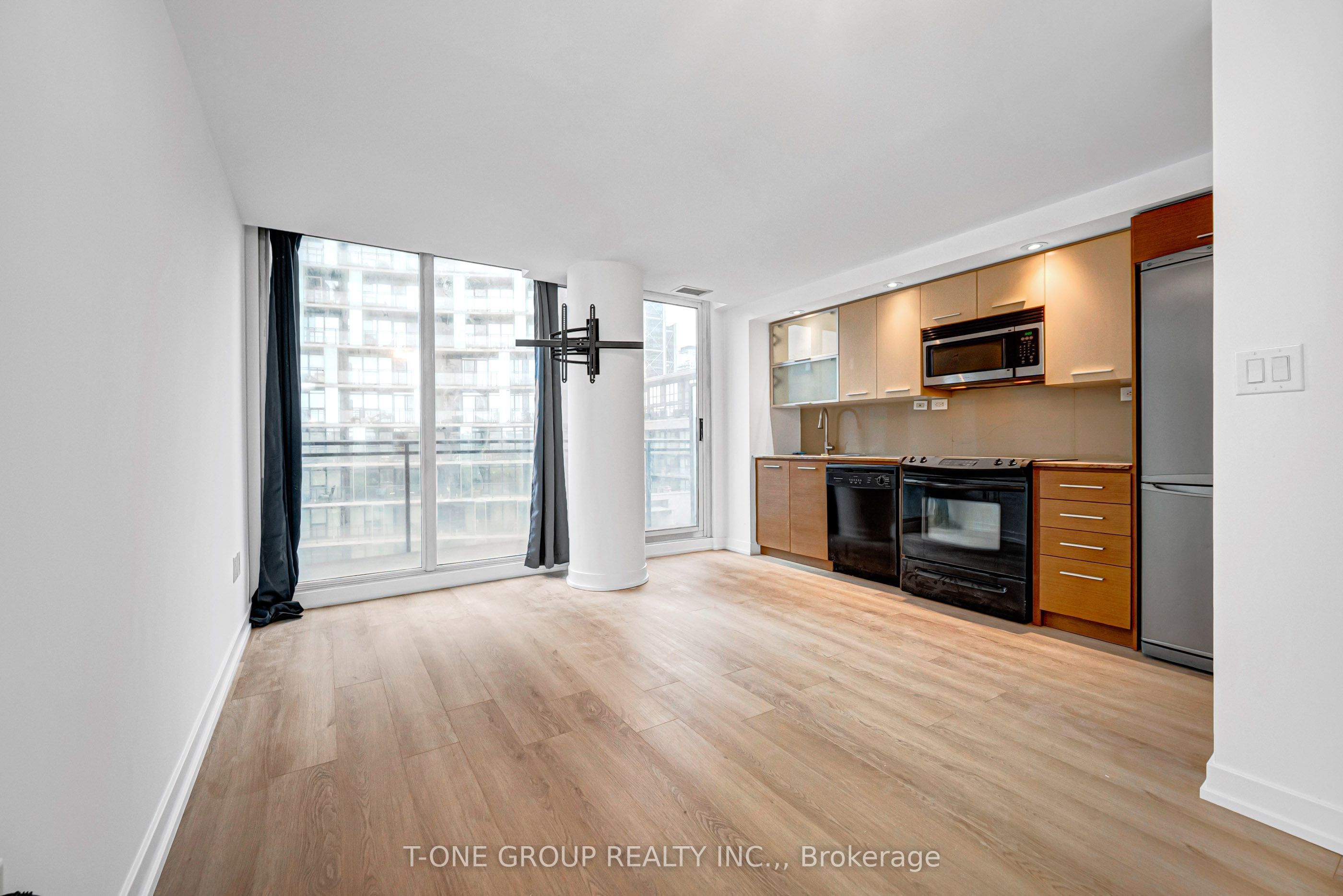 8 Telegram Mews 738 Property Photo 2