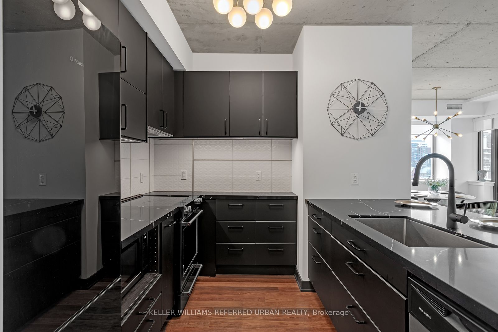 400 Wellington Street W 710 Property Photo 4