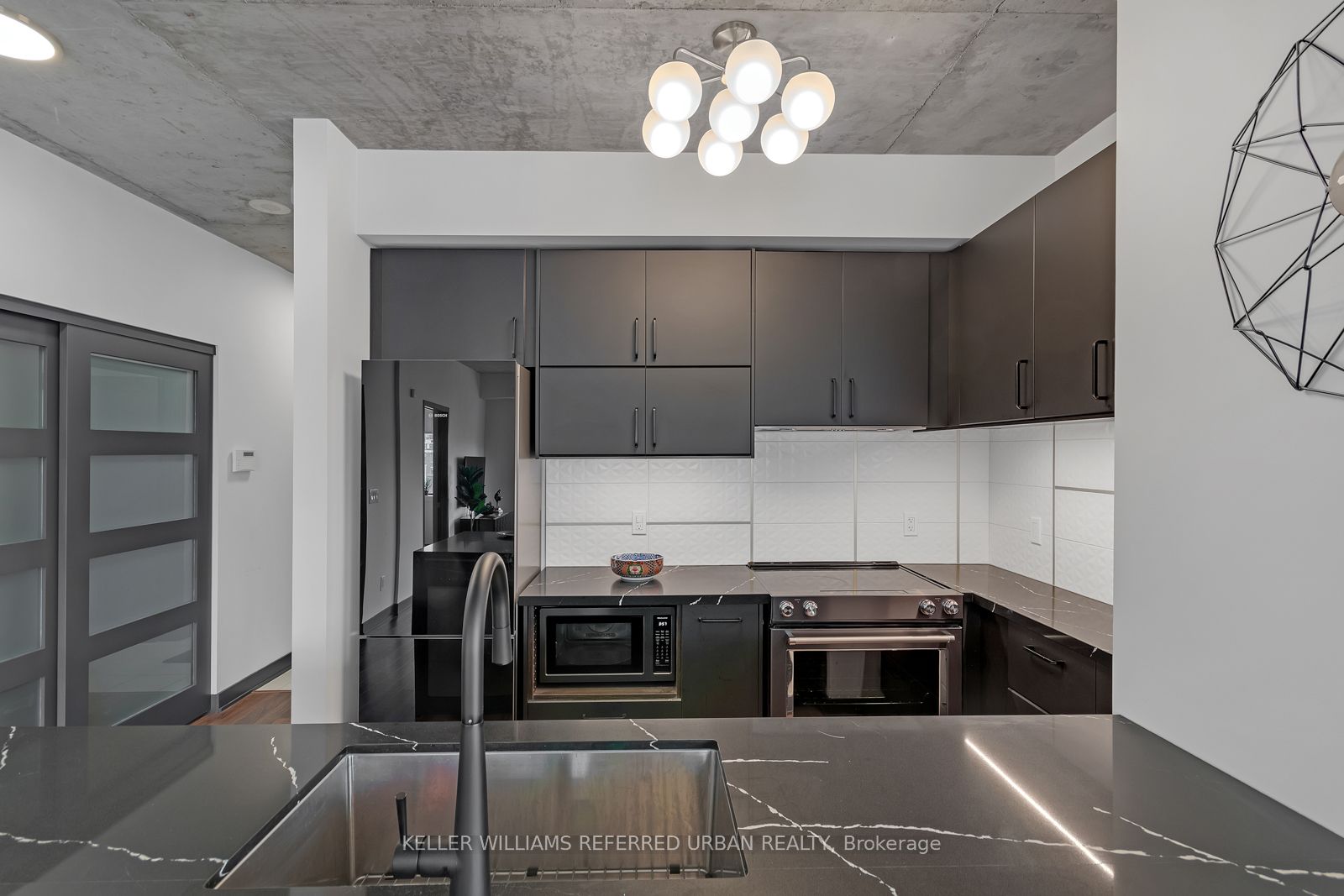 400 Wellington Street W 710 Property Photo 7